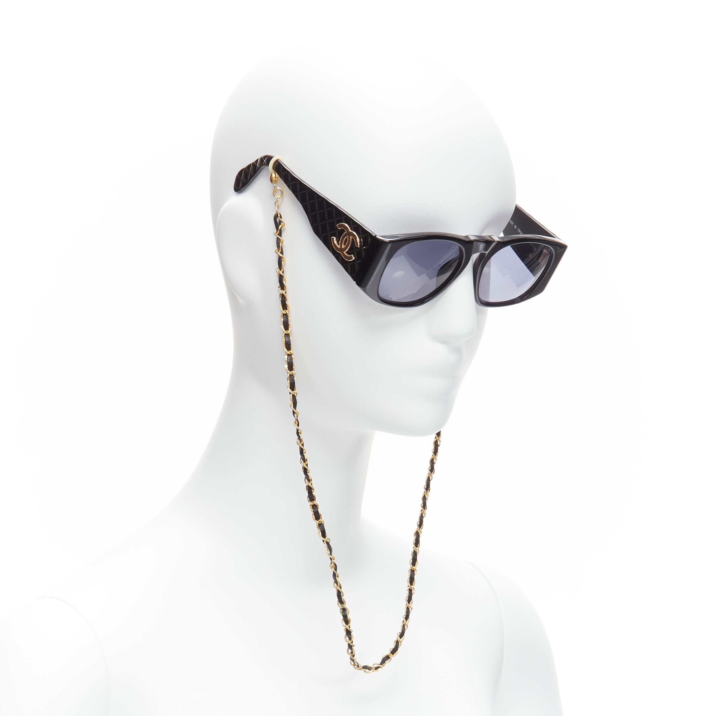 CHANEL 01450 CC schwarze, glänzende Sonnenbrille mit goldenem Logo und gestepptem Rahmen
Referenz: TGAS/C02036
Marke: Chanel
Designer: Karl Lagerfeld
Modell: 01450 94305
MATERIAL: Acryl, Metall
Farbe: Schwarz, Gold
Muster: Solide
Zusätzliche