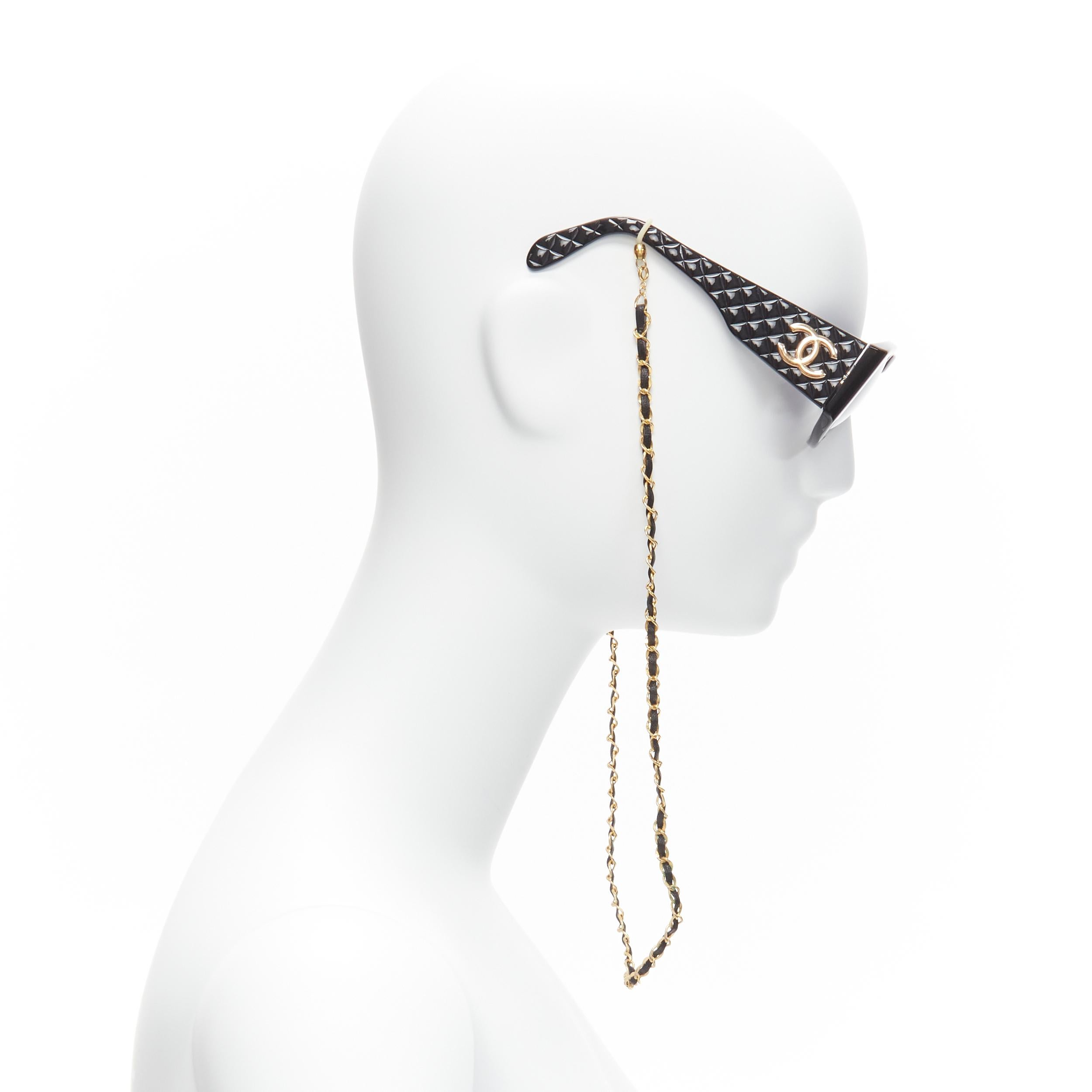 CHANEL 01450 CC schwarze, glänzende Sonnenbrille mit goldenem Logo und gestepptem Rahmen Damen im Angebot