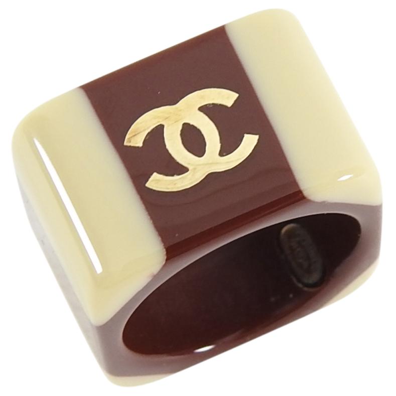 Chanel 01A Brown and Beige Two-Tone CC Acrylic Statement Ring In Good Condition In Toronto, ON