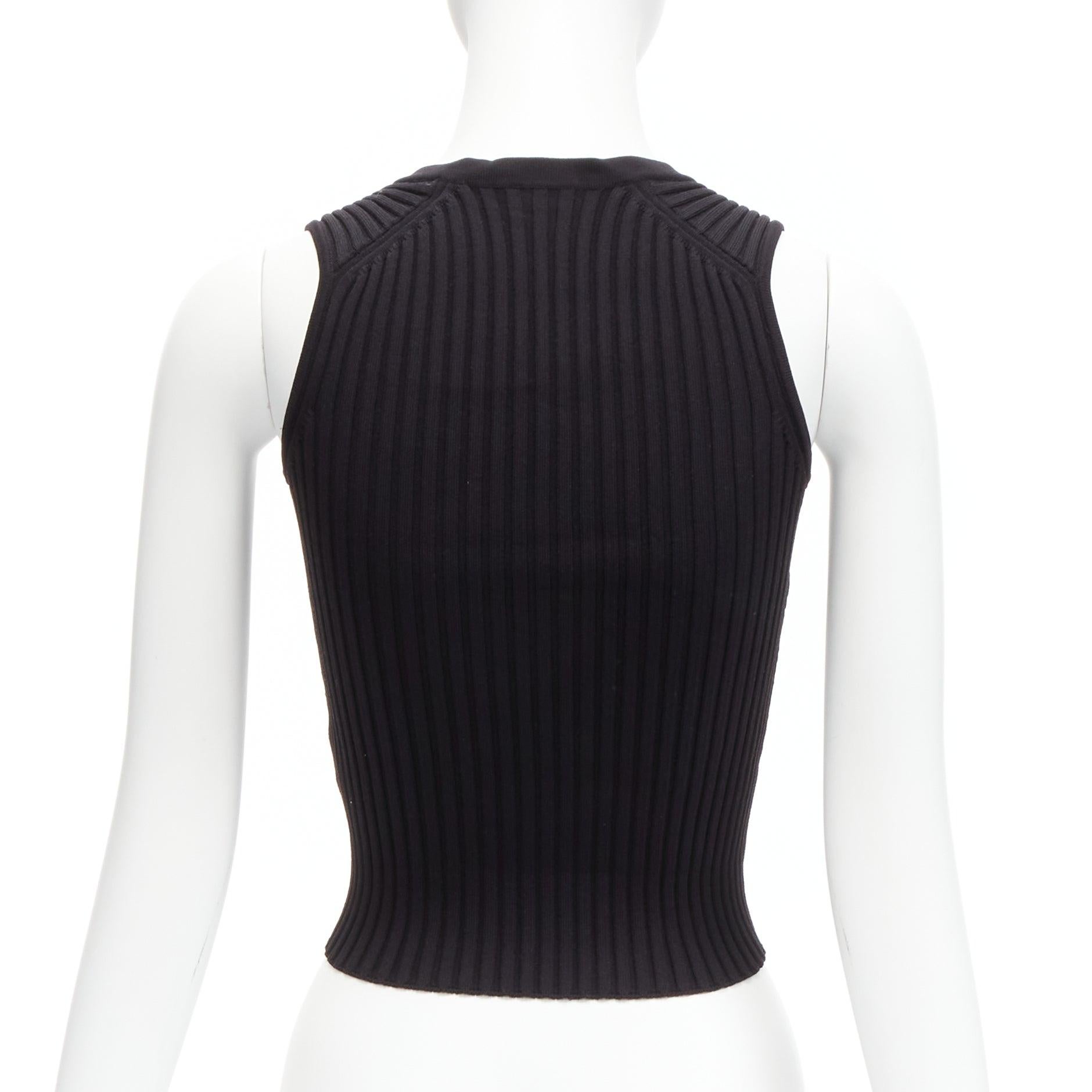 Donna Chanel 01A charm d'oro con logo CC  canotta nera a coste con scollo a V FR38 M. in vendita