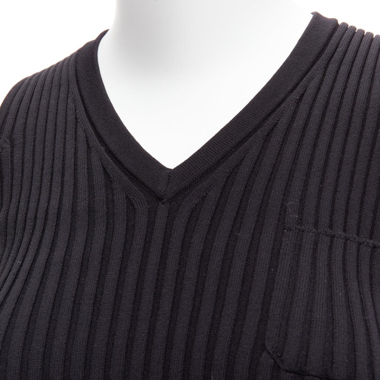 Chanel 01A charm d'oro con logo CC  canotta nera a coste con scollo a V FR38 M. in vendita 2