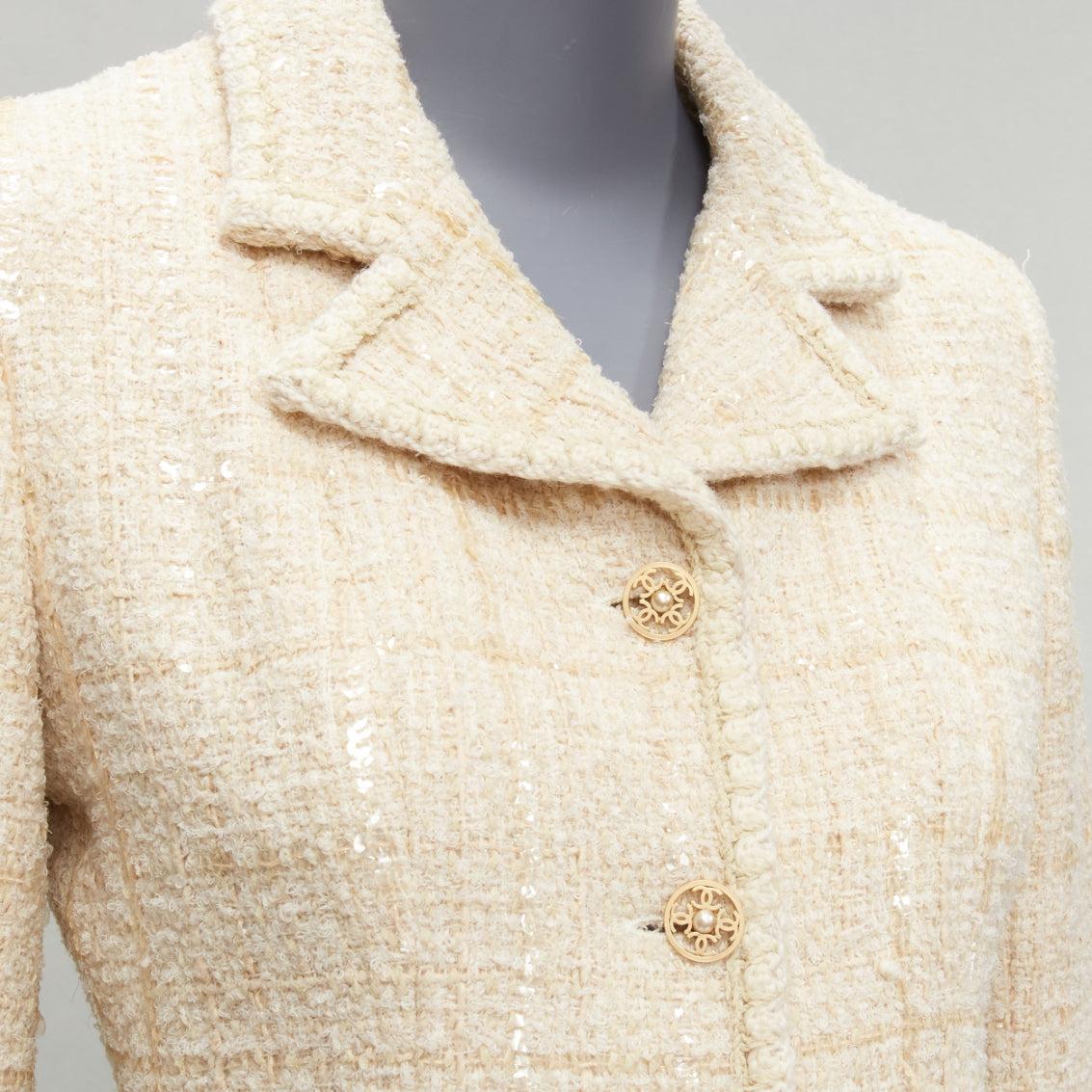 CHANEL 01A Vintage cream sequins wool tweed gold CC logo button jacket FR38 M
Reference: TGAS/D00614
Brand: Chanel
Designer: Karl Lagerfeld
Collection: 01A
Material: Wool, Blend
Color: Cream
Pattern: Tweed
Closure: Button
Lining: Cream Silk
Extra