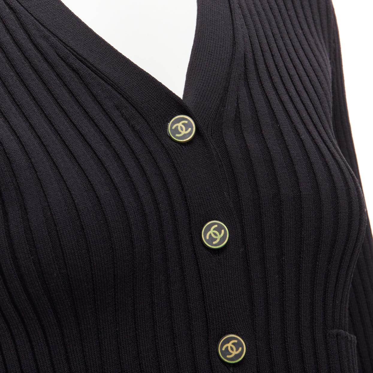 CHANEL 01A Vintage gold CC logo button ribbed cropped cardigan FR42 L
Reference: TGAS/D00452
Brand: Chanel
Designer: Karl Lagerfeld
Collection: 01A
Material: Nylon
Color: Black
Pattern: Solid
Closure: Button
Extra Details: CC logo buttons.
Made in: