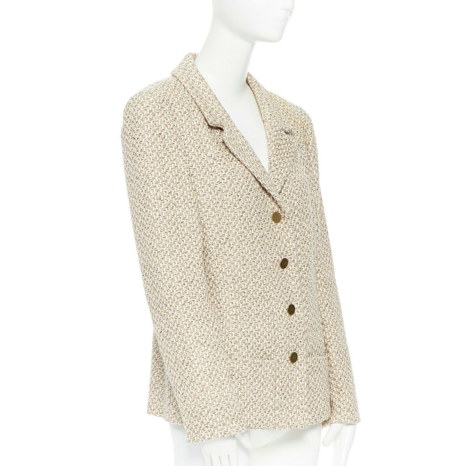 CHANEL 01P beige knit tweed shoulder pad classic straight blazer jacket FR44
Brand: CHANEL
Designer: Karl Lagerfeld
Collection: 01P
Model Name / Style: Tweed jacket
Material: Tweed and silk
Color: Beige
Pattern: Solid
Closure: Button
Lining