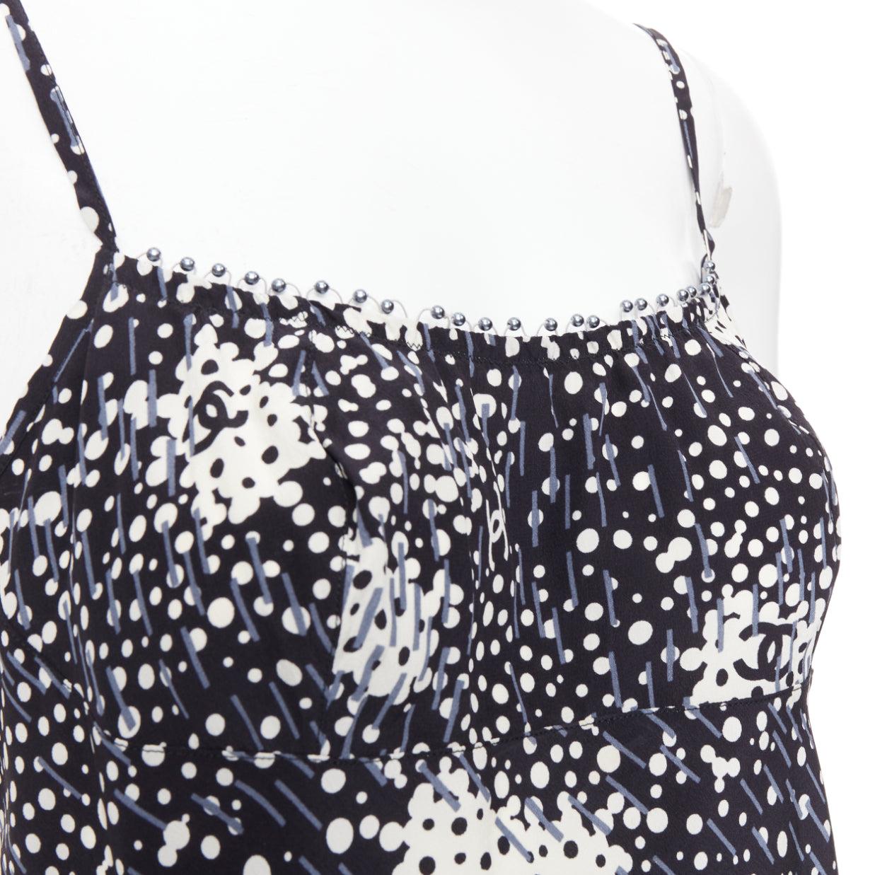 Chanel 02A 100% seta con logo CC a pois e perle FR40 S
Riferimento: TGAS/F00020
Marchio: Chanel
Designer: Karl Lagerfeld
Collection'S: 02A
Materiale: Seta
Colore: Nero, Grigio
Modello: Dot Dot Dot Dot
Chiusura: Slip On
Dettagli extra: Logo CC sulla