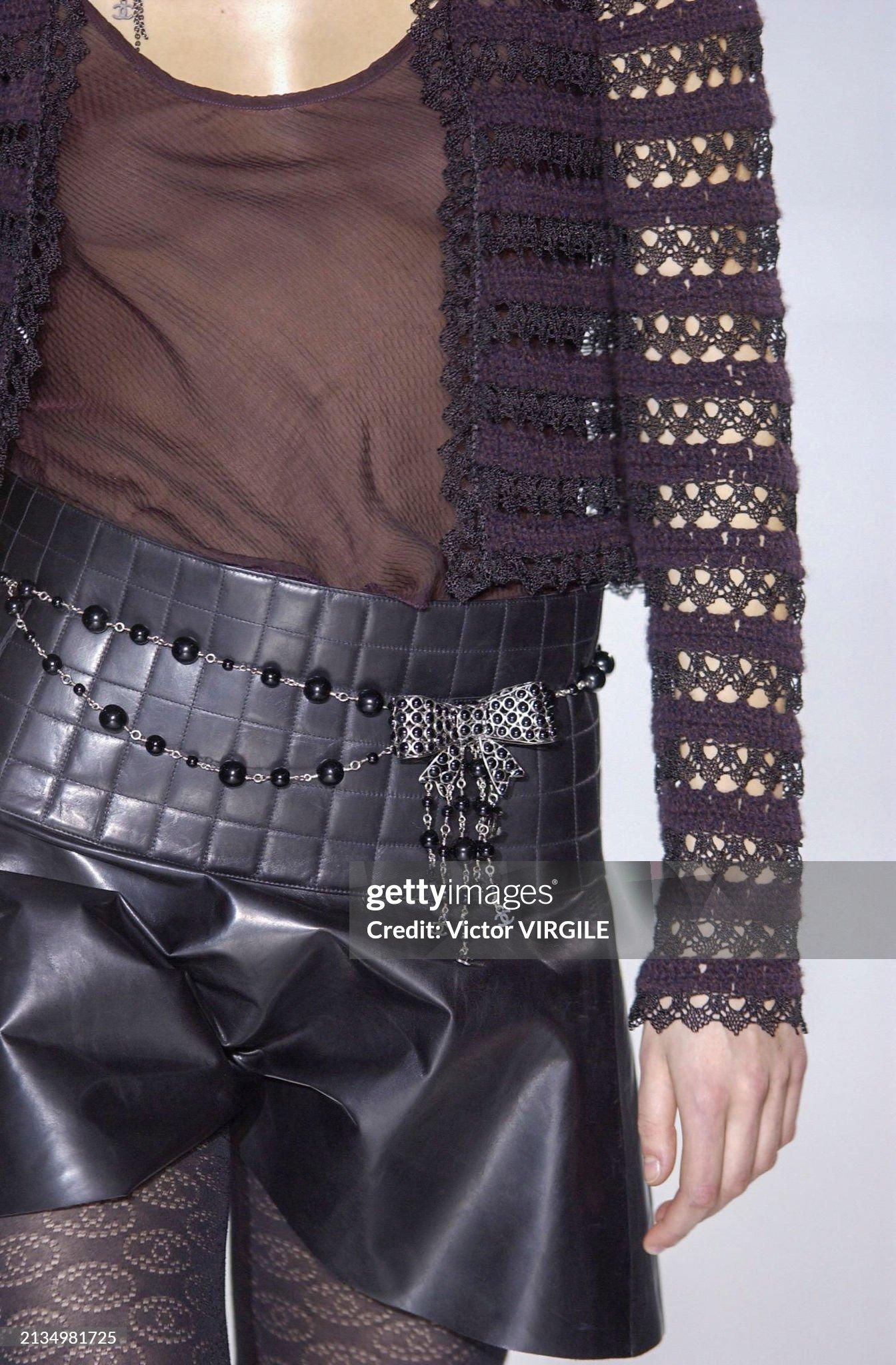 CHANEL 02A 2002-2003 Herbst RTW Strickjacke / Oberteil Karl Lagerfeld 
Karl Lagerfeld für Chanel
Collection'S: Herbst-RTW 2002-2003 (Modell: Ruta)
Land der Herstellung: Frankreich
Chanel Stil: 02A / B2101 / P20313V03089

Zusammensetzung Strickjacke: