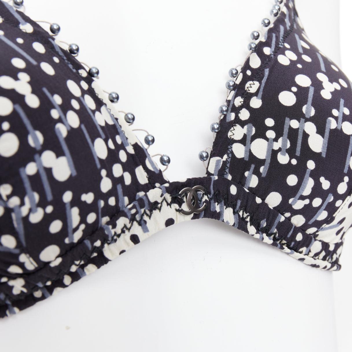 CHANEL 02A schwarz-grauer, mit Perlen verzierter, gepolsterter und gepolsterterBH mit CC-Logo
Referenz: TGAS/F00019
Marke: Chanel
Designer: Karl Lagerfeld
Collection'S: 02A
MATERIAL: Stoff
Farbe: Schwarz, Grau
Muster: Polka Dot
Verschluss: Haken &