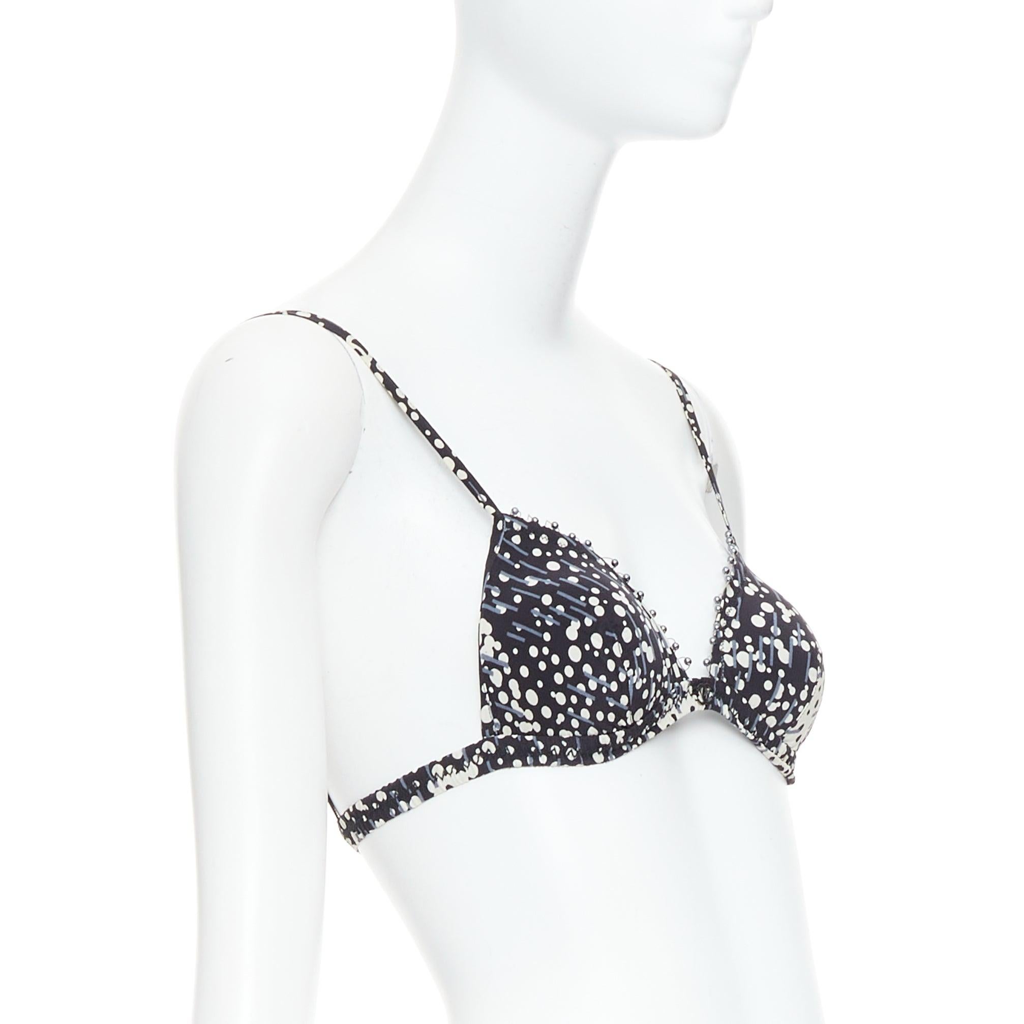 CHANEL 02A schwarz-grauer, mit Perlen verzierter, gepolsterter und gepolsterterBH mit CC-Logo (Schwarz) im Angebot