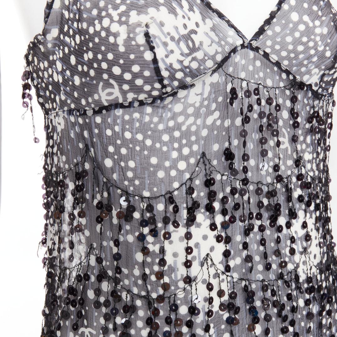 CHANEL 02A camisole à franges et appliques à sequins noirs et gris FR38 M
Référence : TGAS/F00022
Marque : Chanel
Designer : Karl Lagerfeld
Collectional : 02A
MATERIAL : Soie
Couleur : Noir, Gris
Motif : Abstrait
Fermeture : bouton
Fabriqué en :