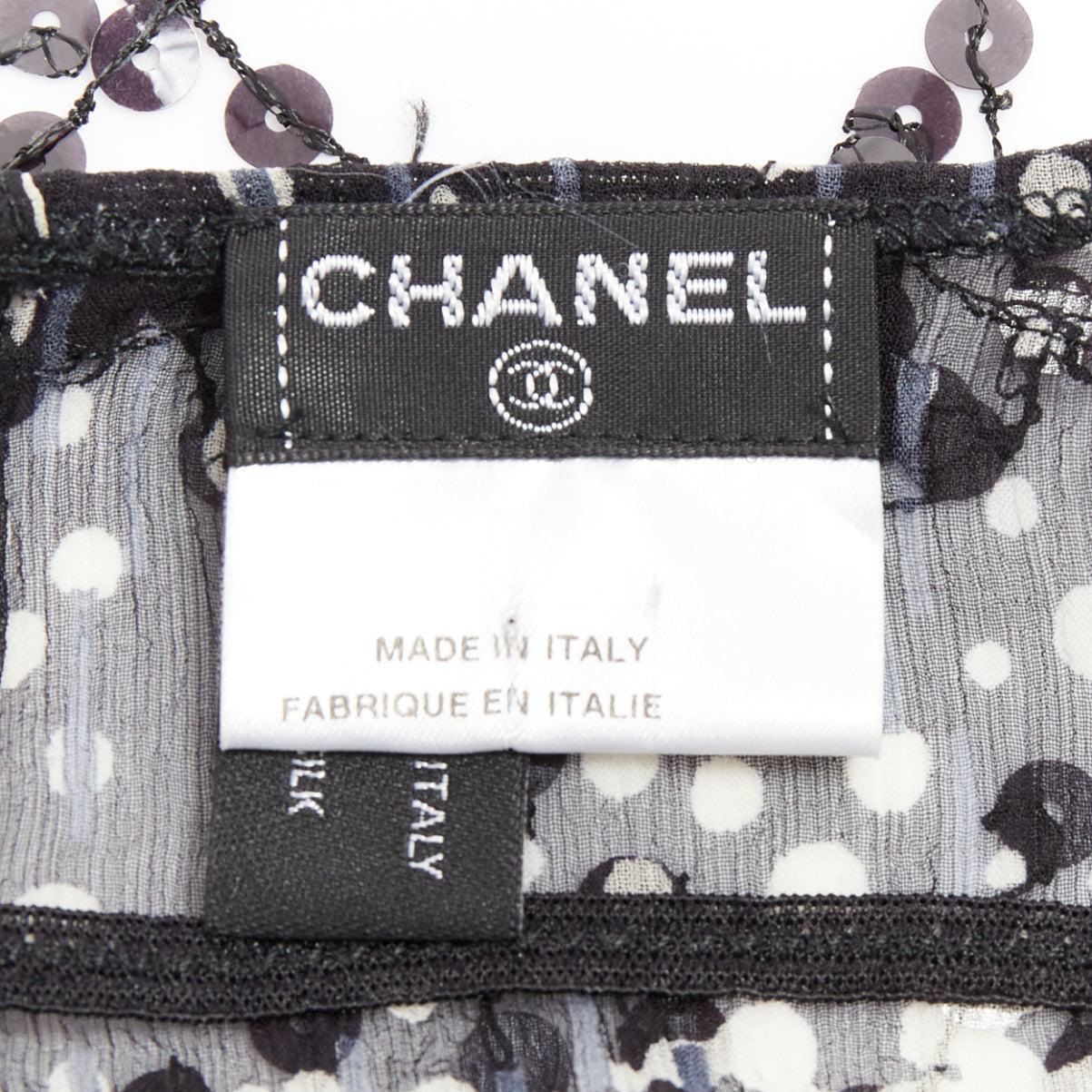 CHANEL 02A camisole à franges et appliques à sequins noirs et gris FR38 M en vente 3