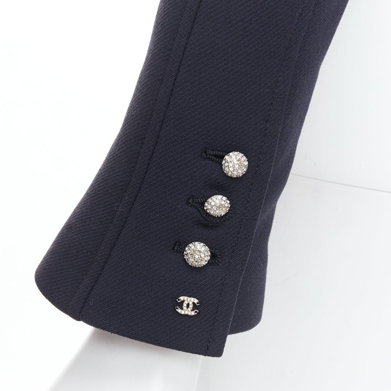 CHANEL 02A Runway black wool silver maharaja rhinestone cropped jacket FR36 S
Reference: TGAS/E00513
Brand: Chanel
Designer: Karl Lagerfeld
Collection: 02A
Material: Wool
Color: Black, Silver
Pattern: Ethnic
Closure: Zip
Lining: Black Silk
Extra