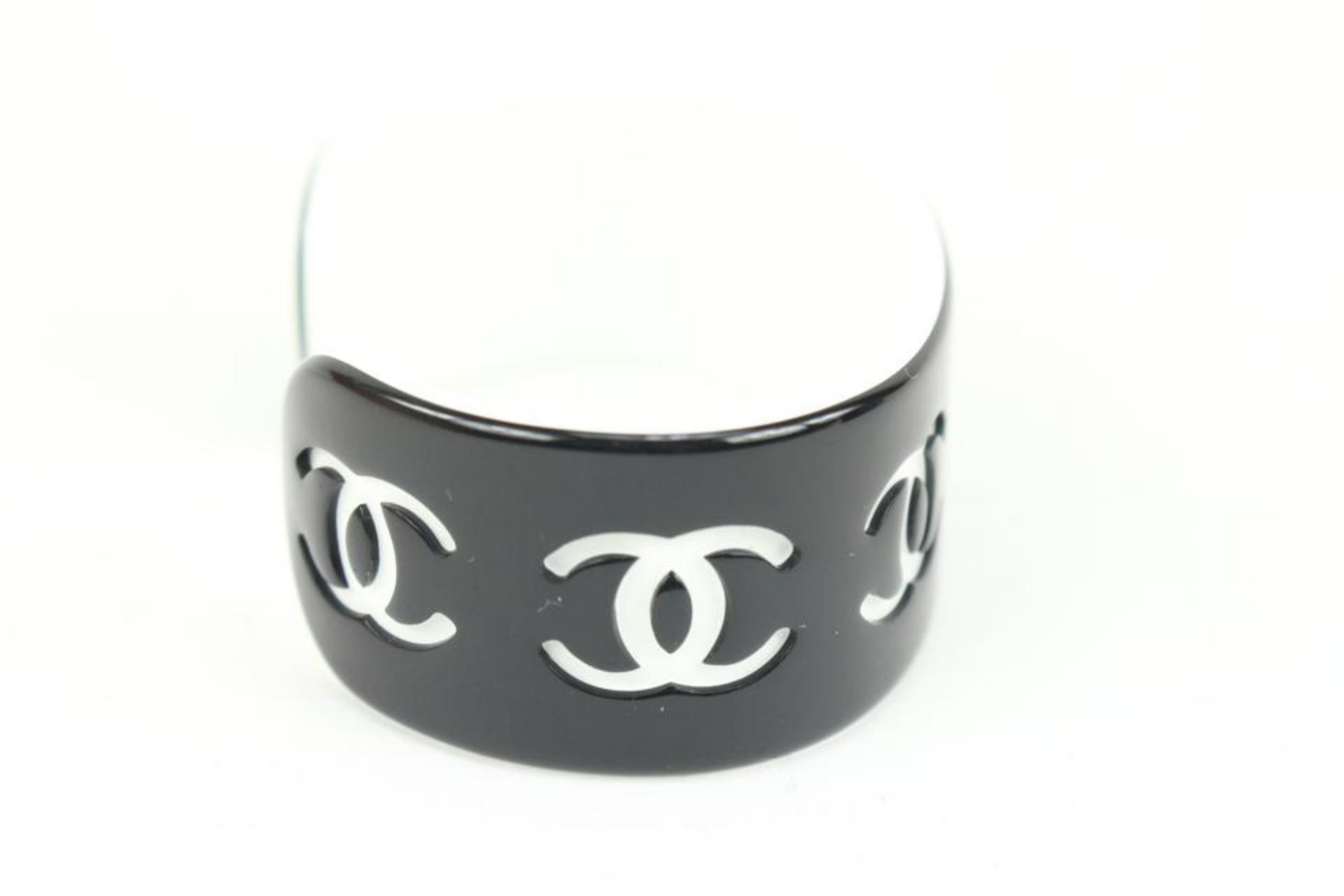 Chanel 02P Black x White CC Logo Acrylic Cuff Bracelet Bangle 70cz418s 5