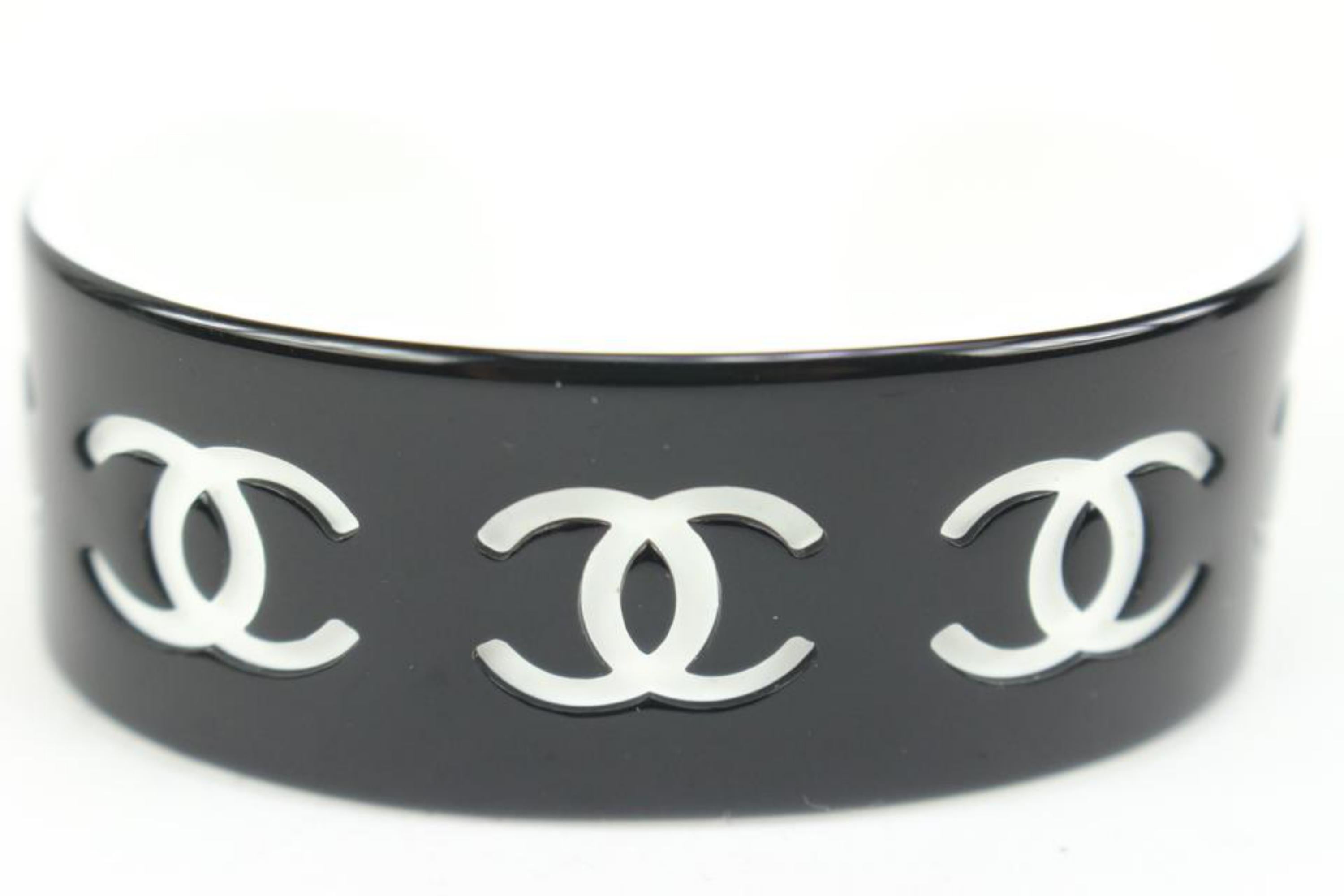 Chanel 02P Black x White CC Logo Acrylic Cuff Bracelet Bangle 70cz418s 6