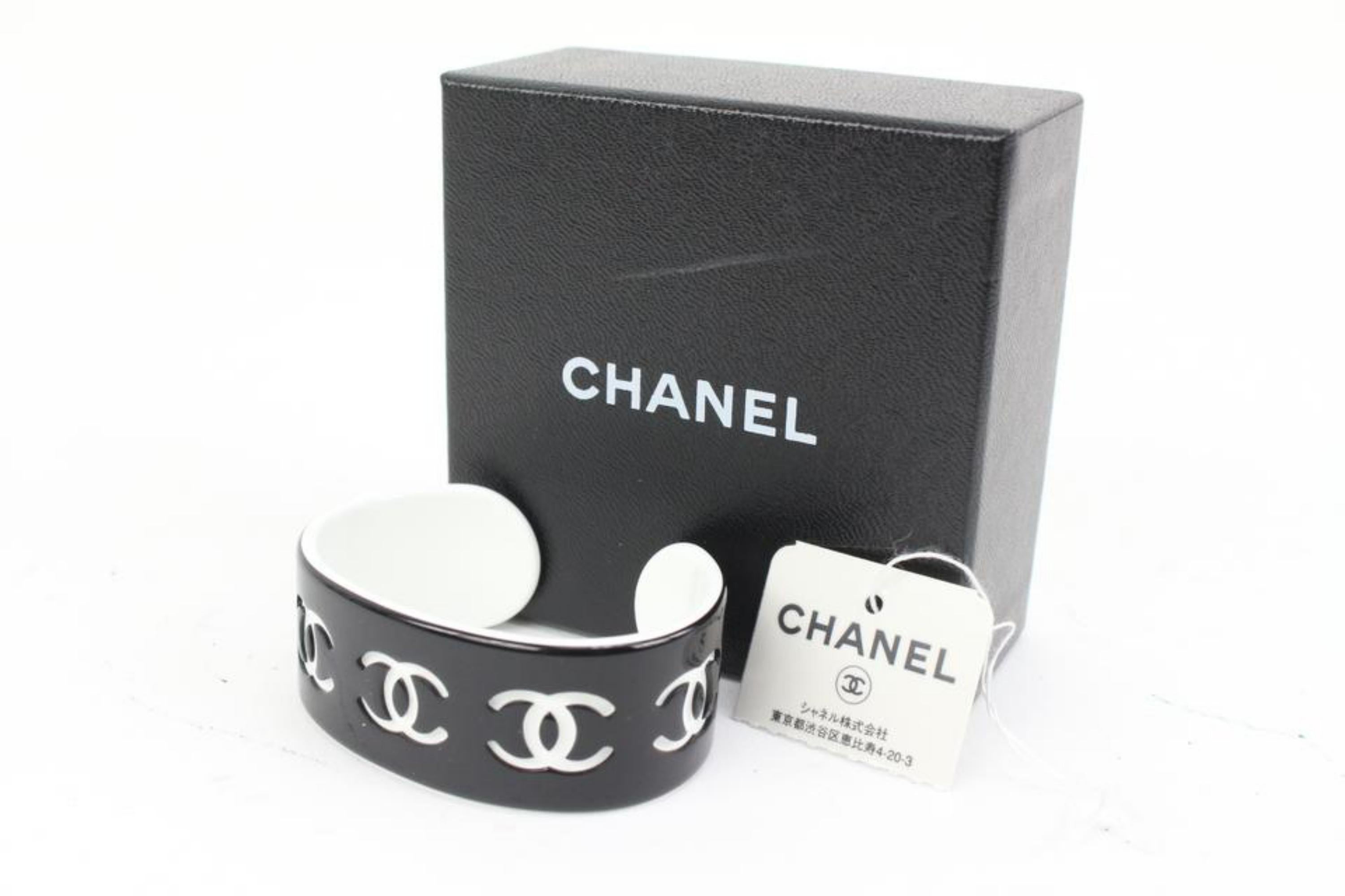 Chanel 02P Black x White CC Logo Acrylic Cuff Bracelet Bangle 70cz418s
Date Code/Serial Number: 02 P
Made In: France
Measurements: Length:  2.3