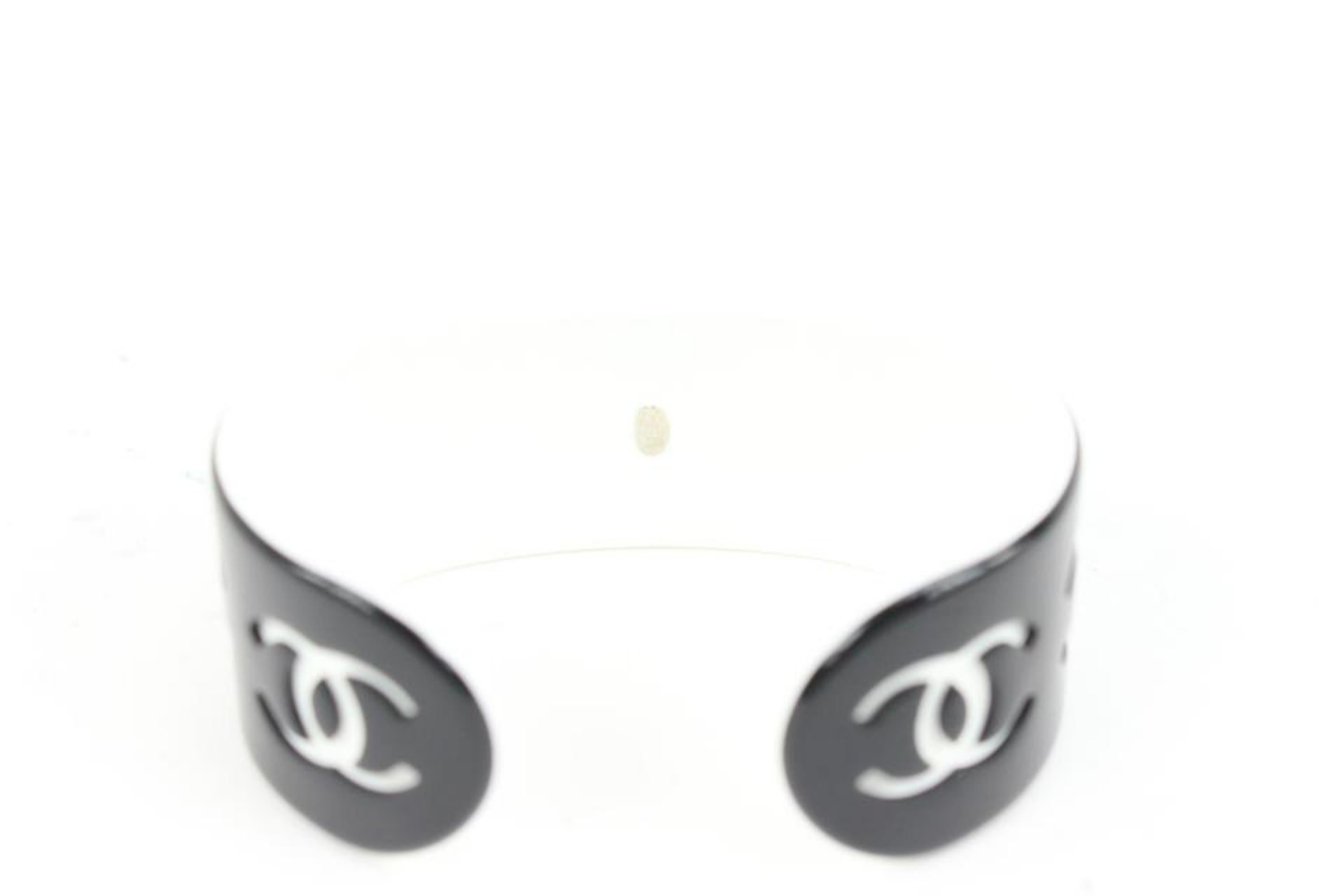 Chanel 02P Black x White CC Logo Acrylic Cuff Bracelet Bangle 70cz418s In Excellent Condition In Dix hills, NY