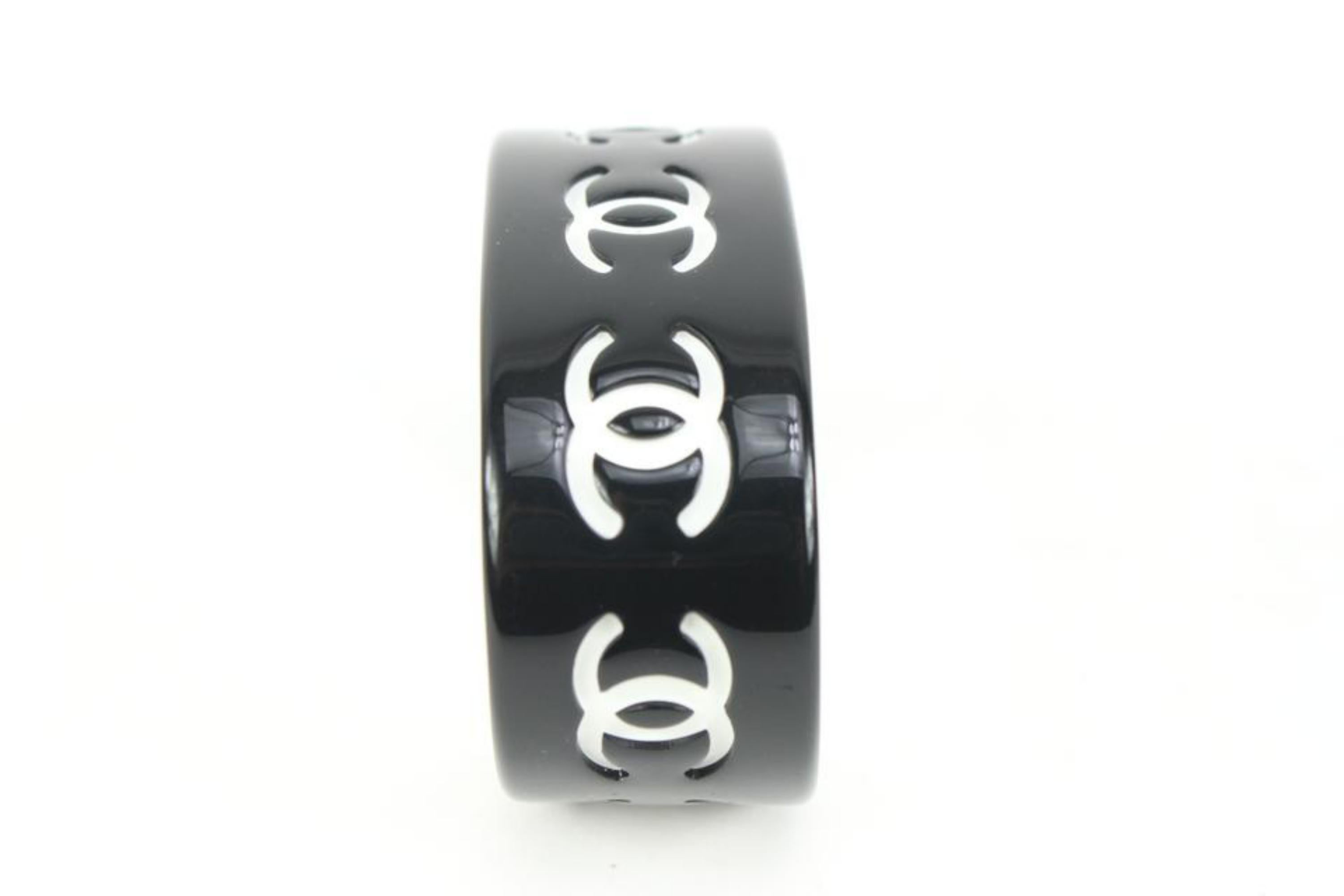 Chanel 02P Black x White CC Logo Acrylic Cuff Bracelet Bangle 70cz418s 1