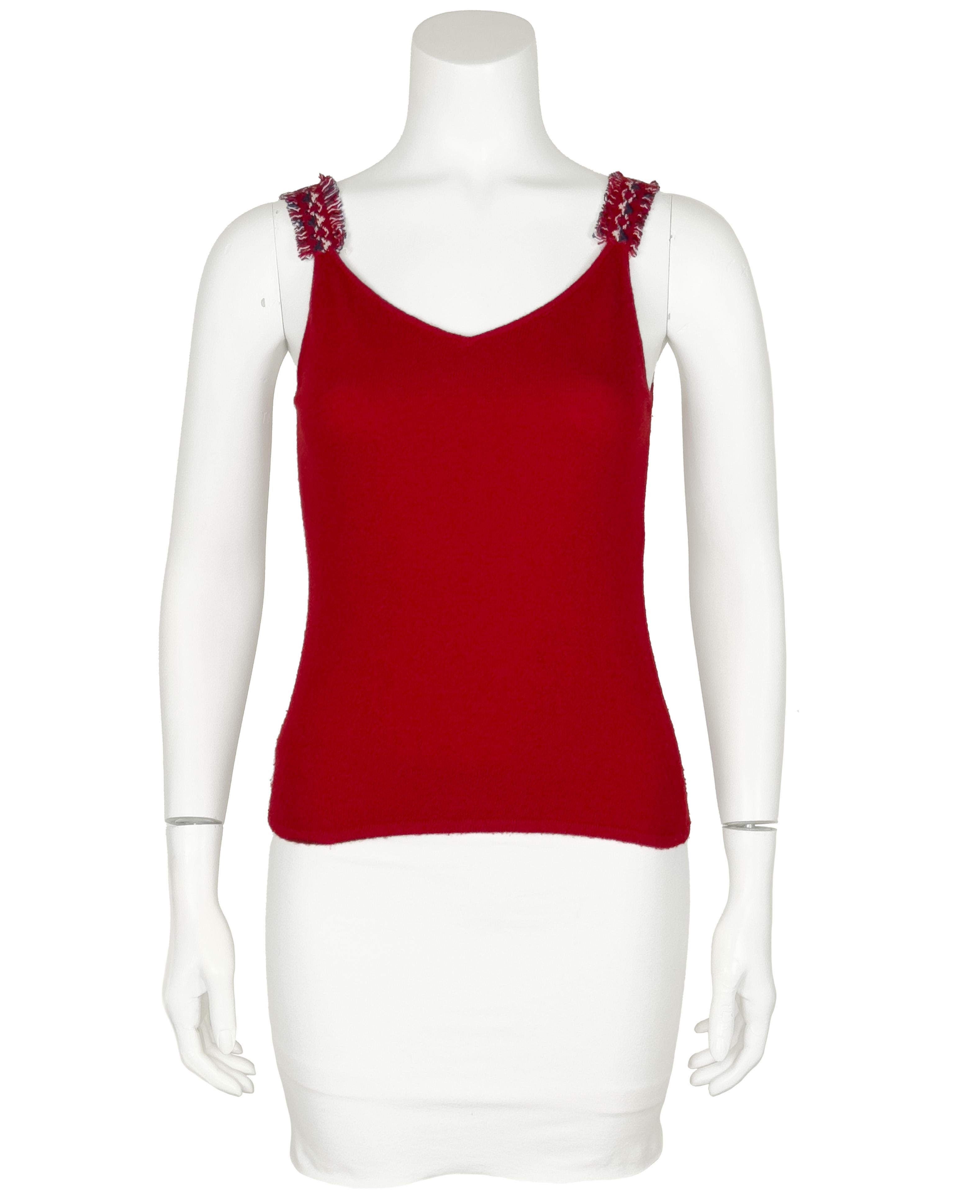 Chanel Herbst 2003 roter Kaschmirpullover mit klassischen Merkmalen: vier Taschen, offene Manschetten, besetzt mit Kaschmirfransen in Elfenbein und Teeblau, Hakenverschluss vorne. Passendes Mieder mit V-Ausschnitt und Fransen an den Trägern.