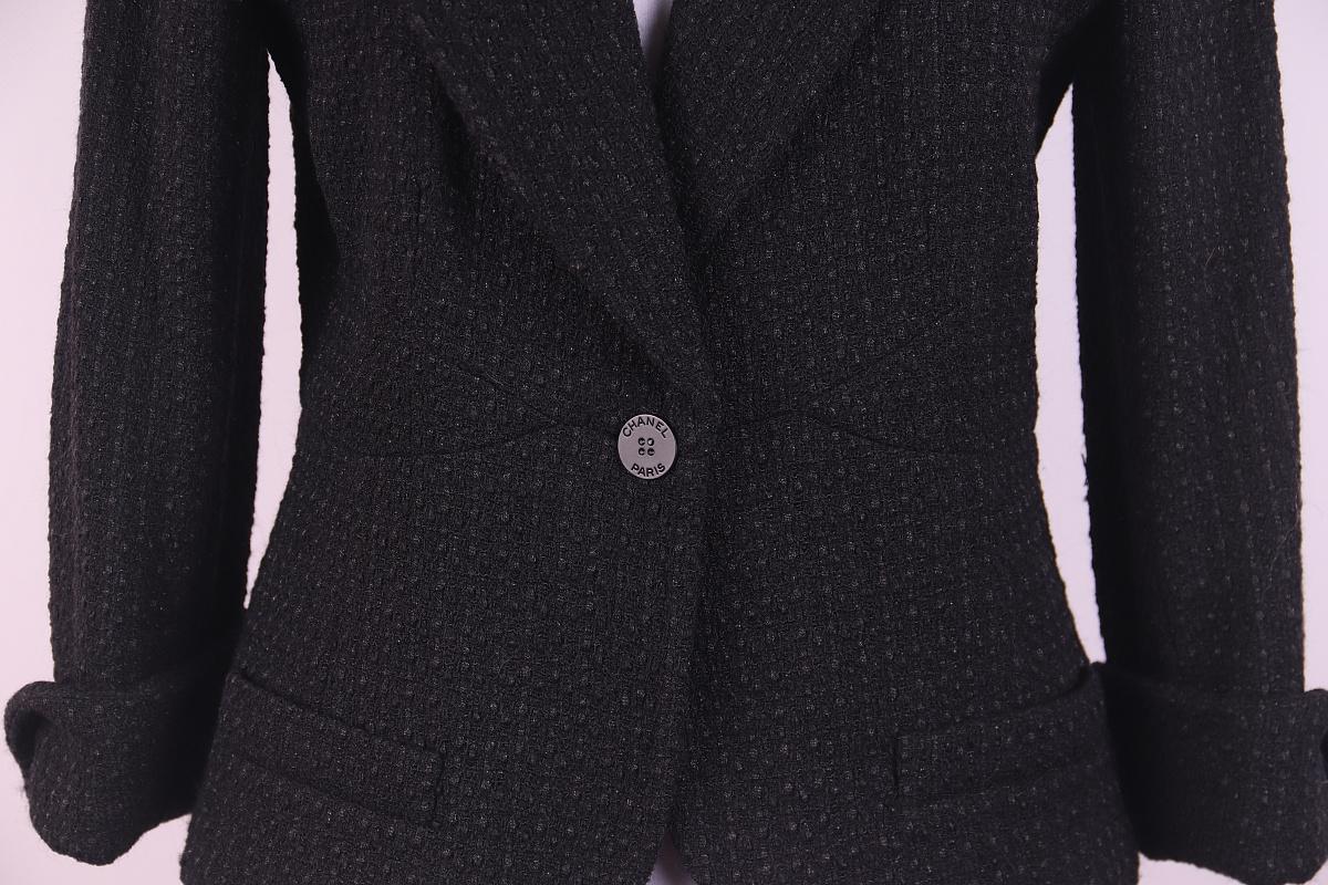 Giacca Chanel 03P 2003 in lana
MADE IN FRANCIA
P20718V12103
Spalle 40 cm
Manica 47 cm
Ascelle 47 cm
La lunghezza è di 55 cm

51% nylon poliammide
32% lana di lino
15% coton-cotone
2% rayon di viscosa
doublure/fodera
95% di vendita di seta
5%