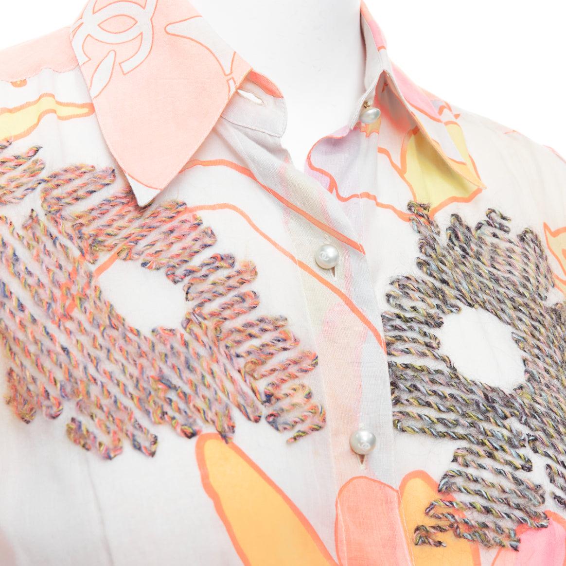 Chanel 03P camicetta crop in cotone con stampa floreale e ricamo, FR36 S
Riferimento: TGAS/E00384
Marchio: Chanel
Designer: Karl Lagerfeld
Collection'S: 03P
Materiale: Cotone
Colore: Multicolore
Modello: Floreale
Chiusura: autocollante
Dettagli