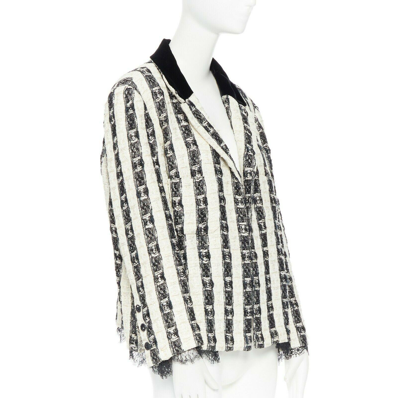 CHANEL 04A black white stripe lesage tweed scallop lace lined jacket FR48
Brand: CHANEL
Designer: Karl Lagerfeld
Collection: 04A
Model Name / Style: Tweed Jacket
Material: Cotton, rayon, nylon, wool
Color: Black and white
Pattern: Striped
Closure: