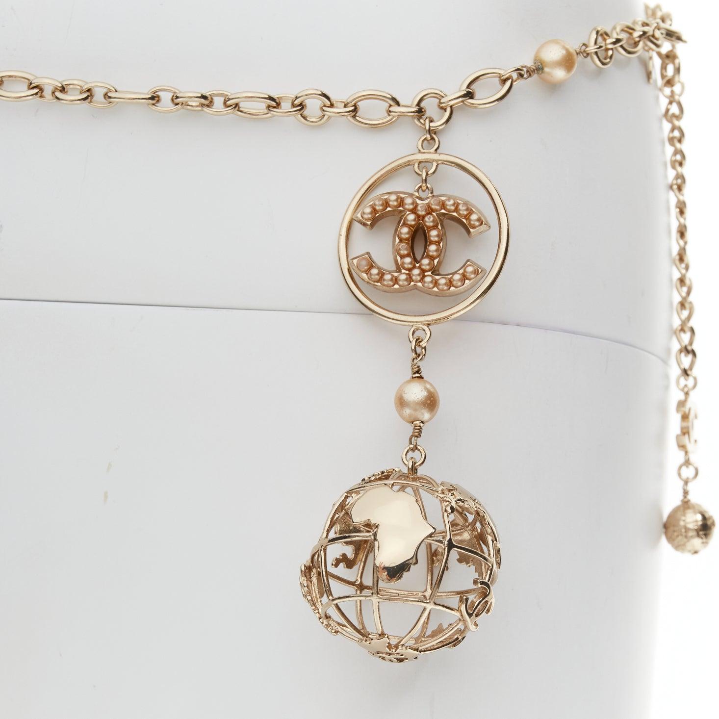 Gold CHANEL 04A gold tone CC logo pearl globe charm chain belt necklace For Sale