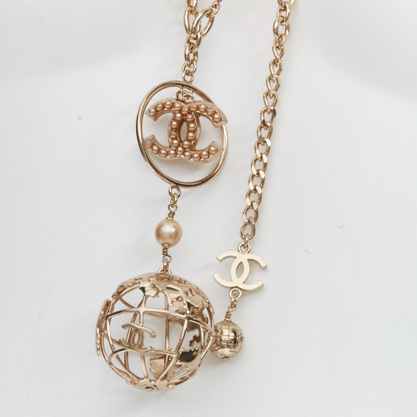 CHANEL 04A gold tone CC logo pearl globe charm chain belt necklace In Good Condition For Sale In Hong Kong, NT