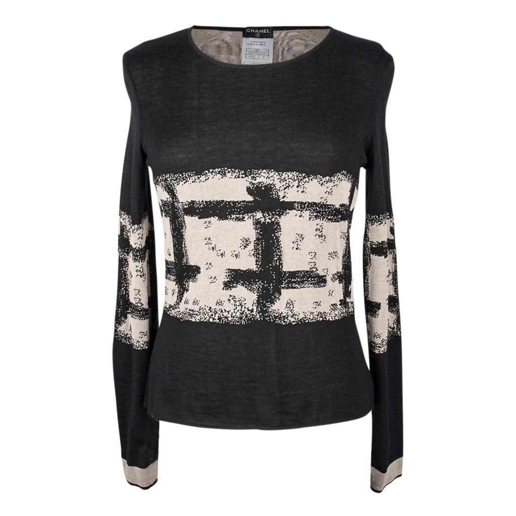 Guaranteed authentic Chanel 04A black scoop neck, long sleeve super soft pullover intarsia knit .
Front, rear and arms have an abstract print with a fleshy nude background.
Cuffs have the nude in solid.
Lined in the same nude fabric.
Fabric is