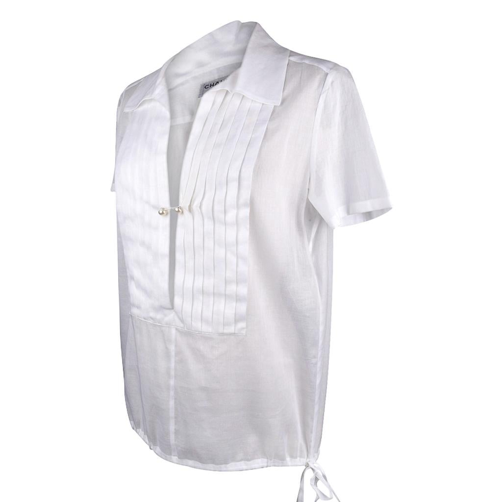 Chanel 04C Top White Cotton Tuxedo Pleating Detail Pearl Buttons 42 / 8 In New Condition In Miami, FL