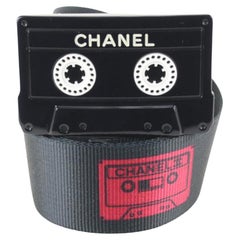 Chanel 04P 85/34 Cassette Tape-Motiv Gürtel Schwarz Rot Nylon 53ck77s