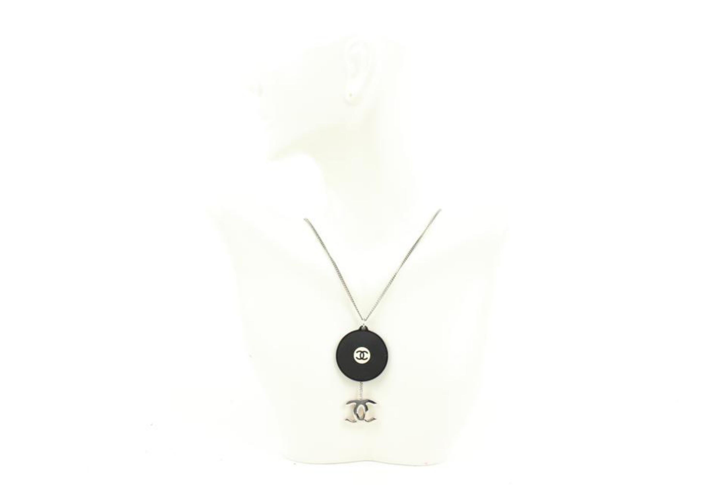 Chanel 04P Record Chain Necklace s210ck63
Date Code/Serial Number: 04 P
Made In: Italy
Measurements: Length:  16.5