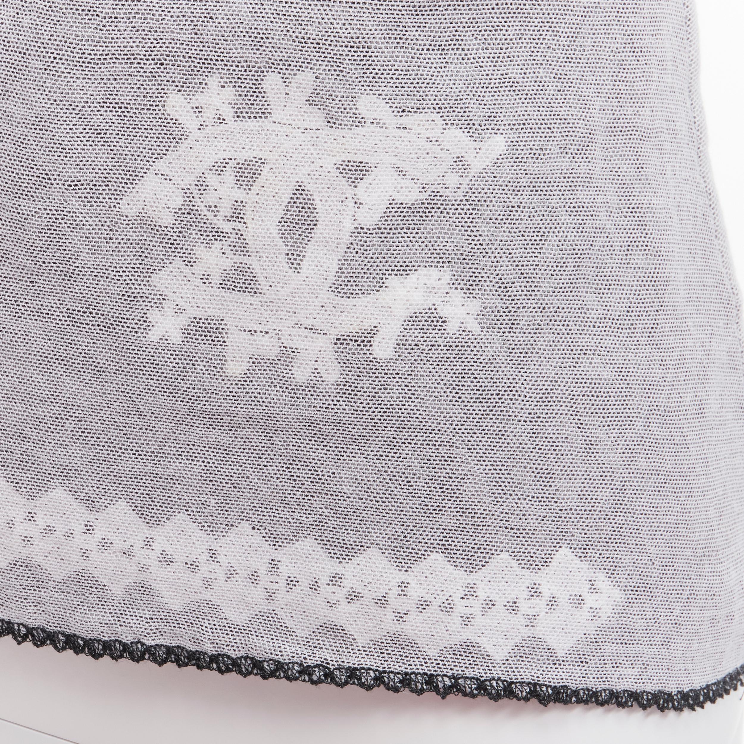 CHANEL 04P Vintage No.5 CC canottiera cami bianca trasparente con finiture nere FR40 L
Riferimento: TGAS/D00113
Marchio: Chanel
Designer: Karl Lagerfeld
Collection'S: 04P
Materiale: Cotone, Spandex, Nylon
Colore: Nero, Bianco
Modello: Tinta