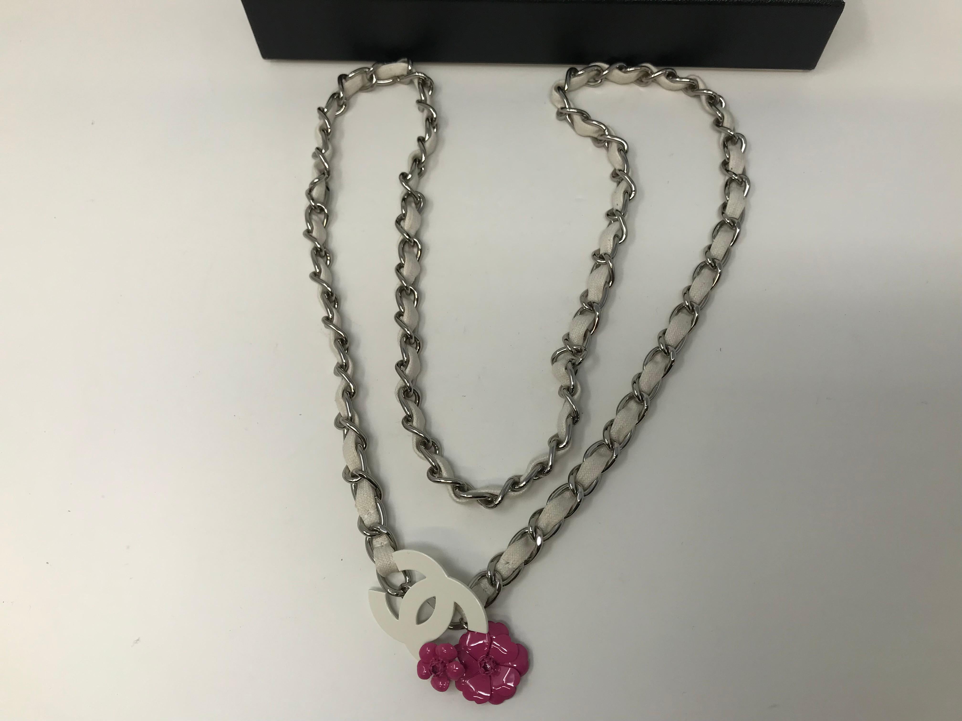Chanel 04P White Chain Belt or Floral Necklace In Excellent Condition In Montreal, QC