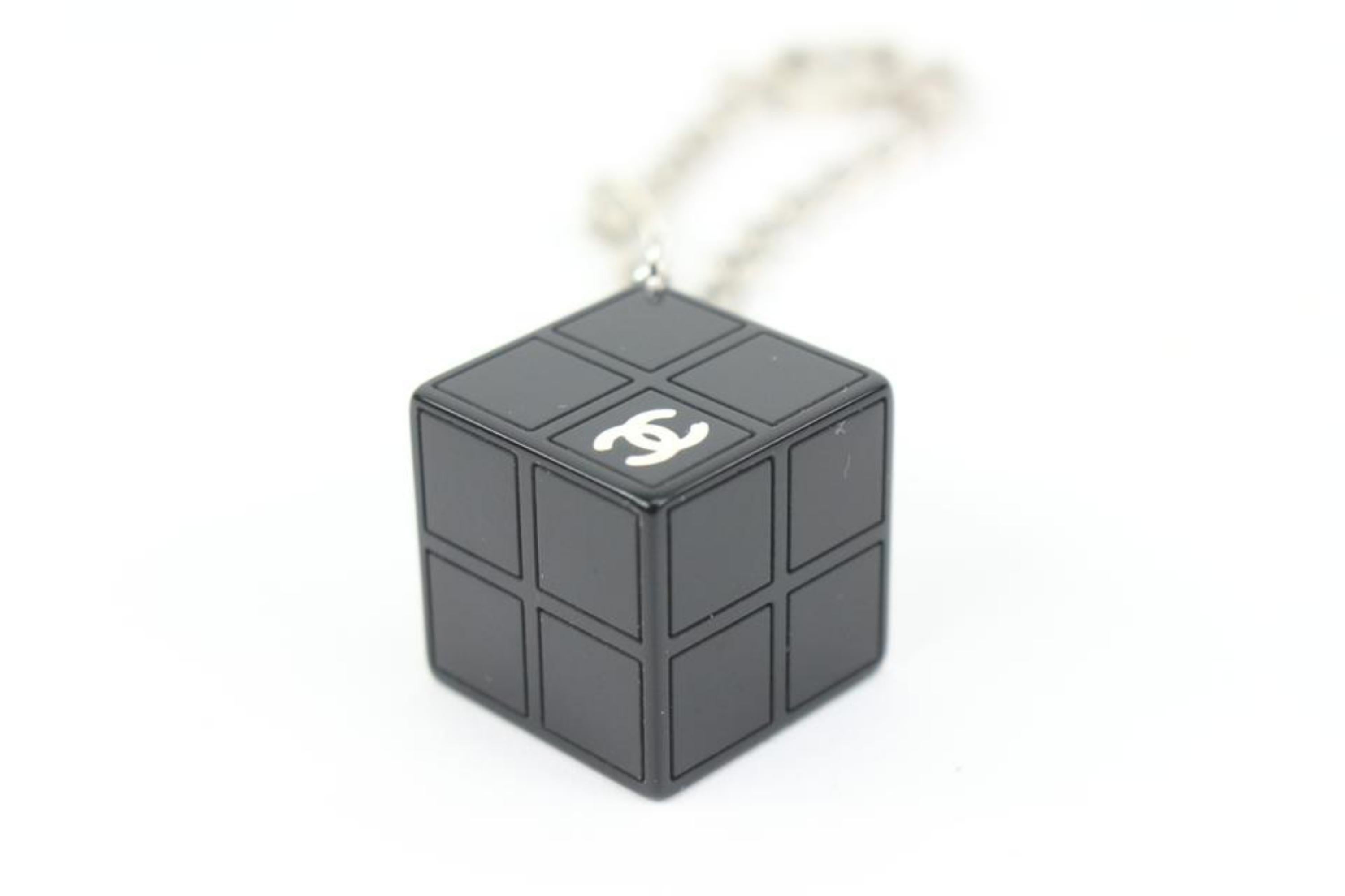 Chanel 04s Schwarz x Silber CC Logo Cube Block Armband 16ck311s
Datum Code/Seriennummer: 04 S
Hergestellt in: Italien
Maße: Länge:  7.5