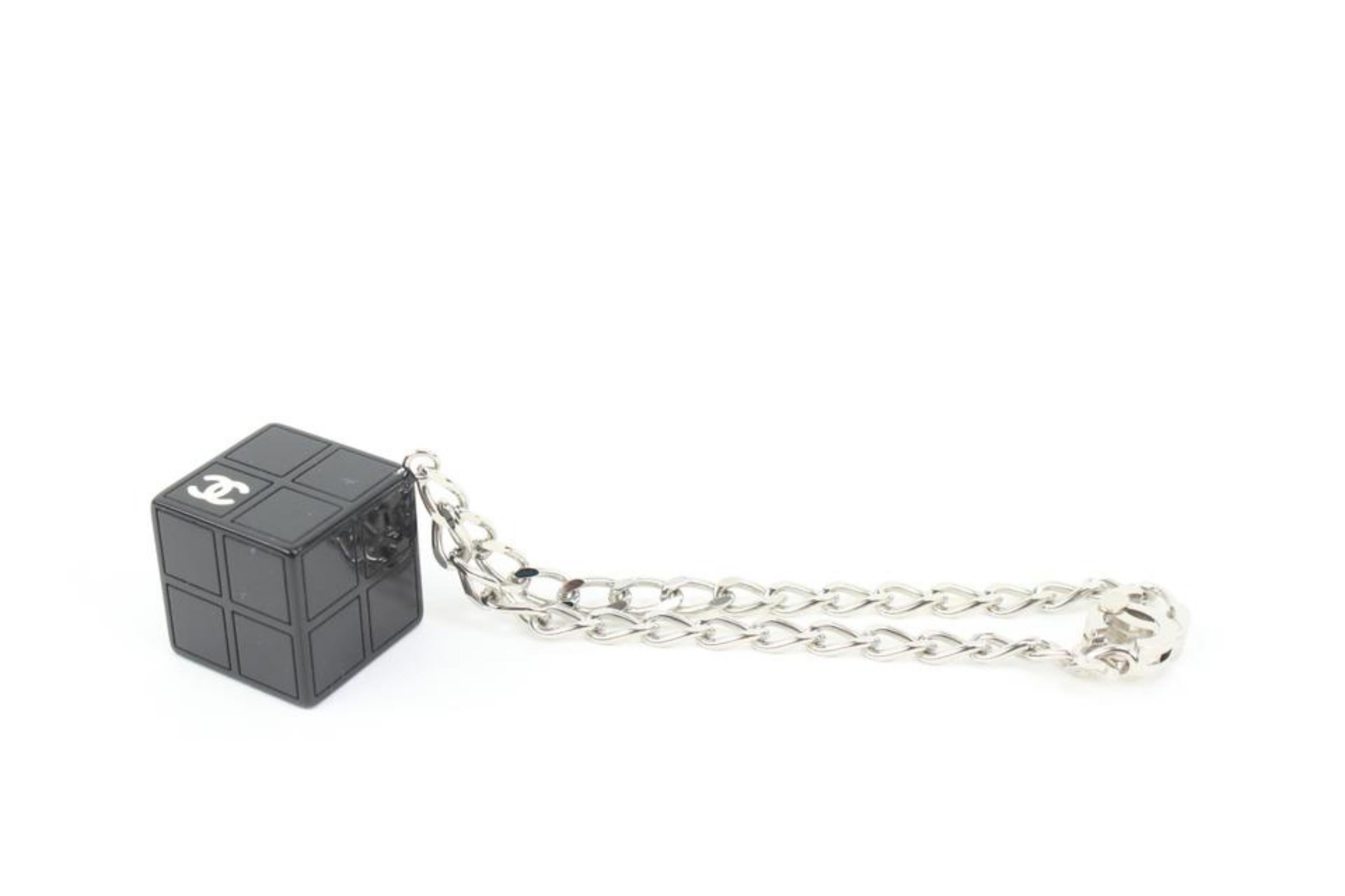 Chanel 04s Schwarz x Silber CC Logo Würfelblock-Armband 16ck311s im Zustand „Gut“ im Angebot in Dix hills, NY