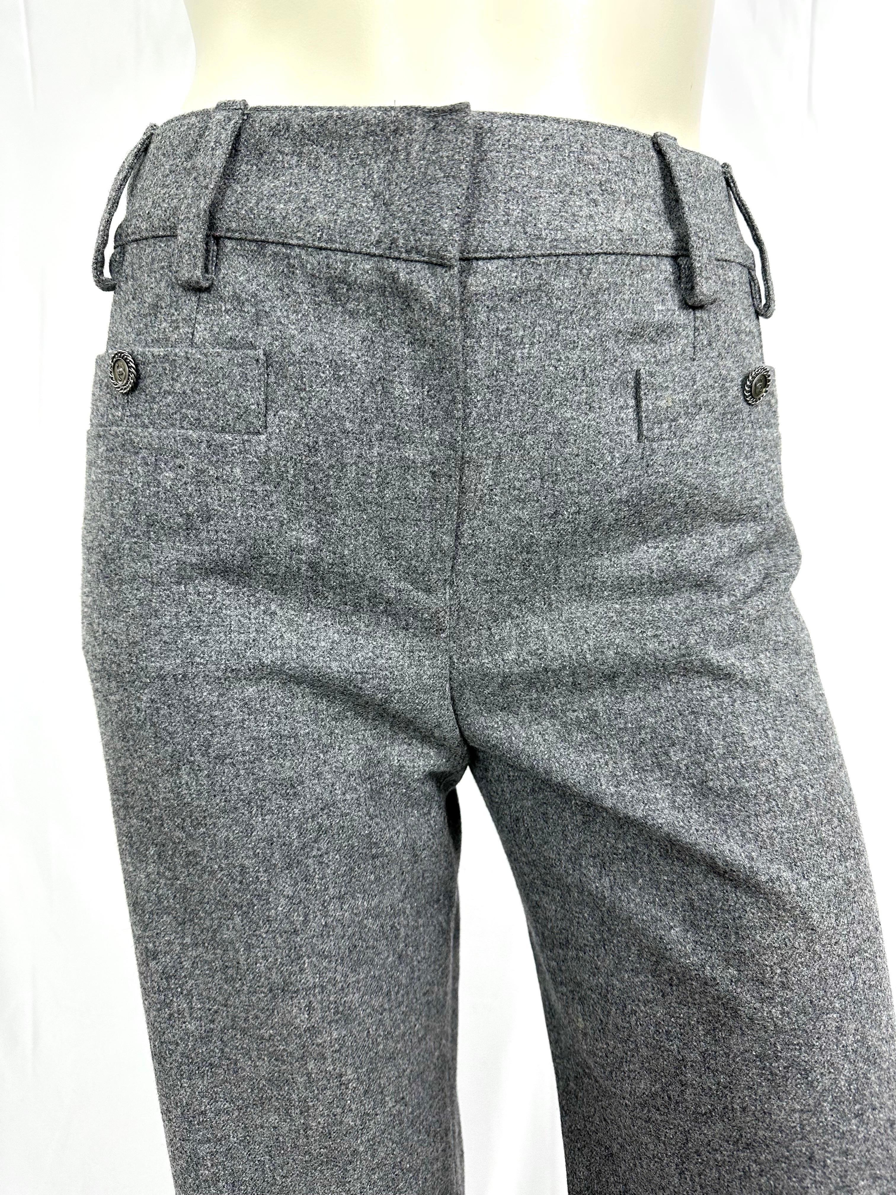 Elegant Chanel pants in gray wool from the 05A collection, mid-high waist with a straight cut.
2 small pockets at the front and at the back with a chanel button in silver metal and the CC logo interlaced in the center.
Fully lined in gray silk.
Zip