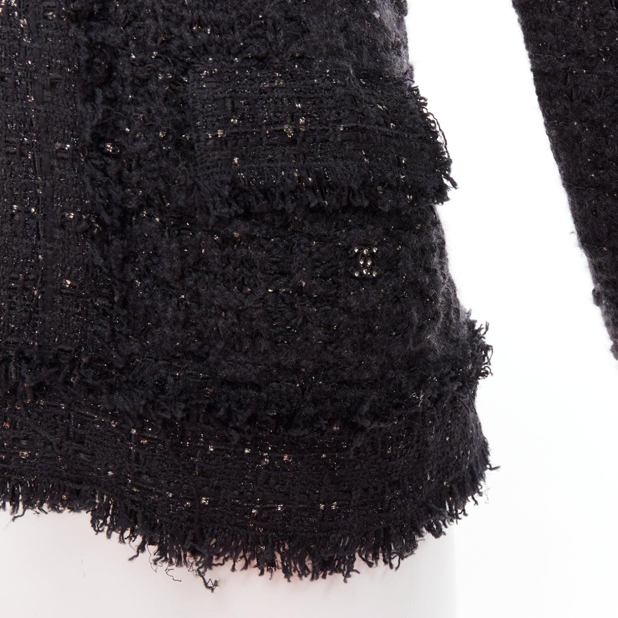 Chanel 05A giacca cardigan in tweed nero metallizzato argento logo CC FR38 M
Riferimento: GEGG/A00064
Marchio: Chanel
Designer: Karl Lagerfeld
Collection'S: 05A
Materiale: Viscosa, cashmere, misto
Colore: nero
Modello: Tweed
Chiusura: