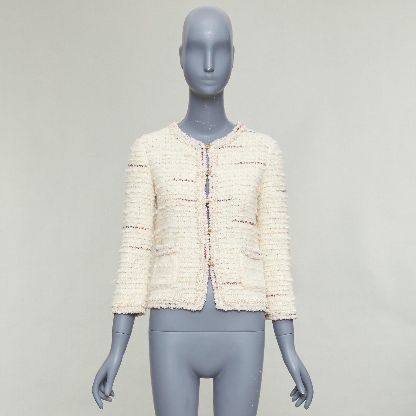 Chanel 05A crema rosa lana bouclè tweed bottoni oro CC cardigan FR38 M. in vendita 5