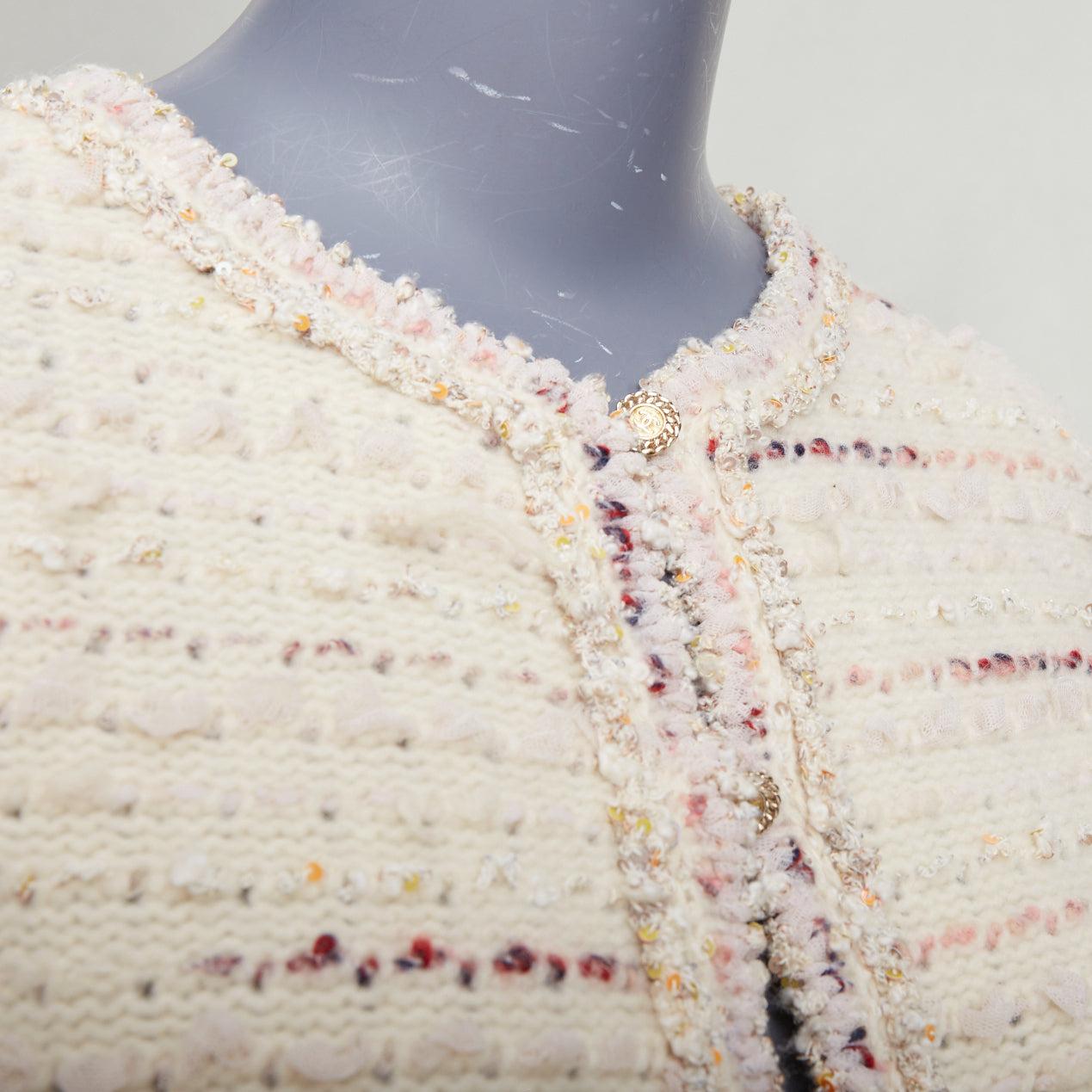 Chanel 05A crema rosa lana bouclè tweed bottoni oro CC cardigan FR38 M.
Riferimento: GEGG/A00065
Marchio: Chanel
Designer: Karl Lagerfeld
Collection'S: 05A
Materiale: Lana, misto
Colore: Crema, Rosa
Modello: Tweed
Chiusura: bottone
Dettagli extra: