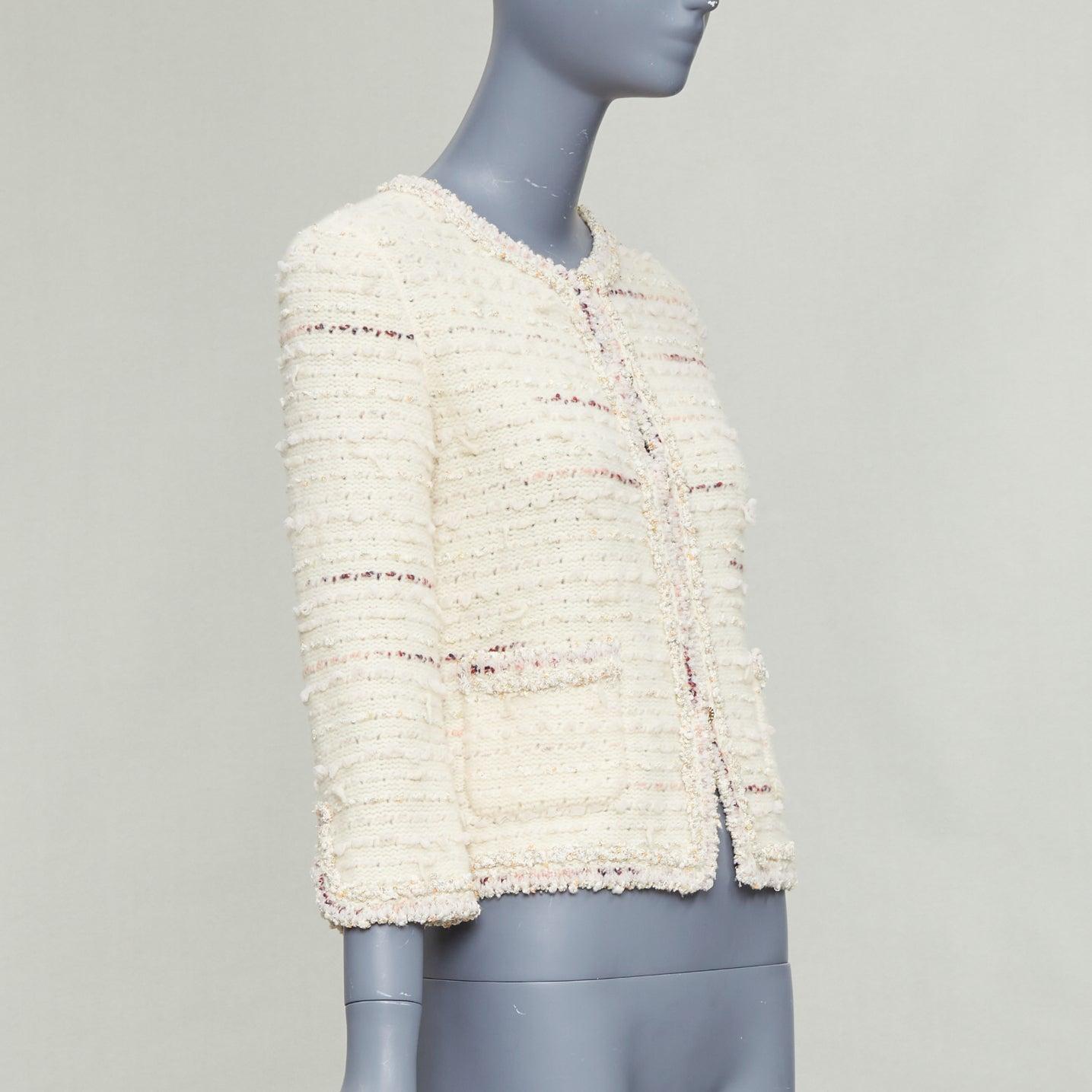 Chanel 05A crema rosa lana bouclè tweed bottoni oro CC cardigan FR38 M. In condizioni ottime in vendita a Hong Kong, NT