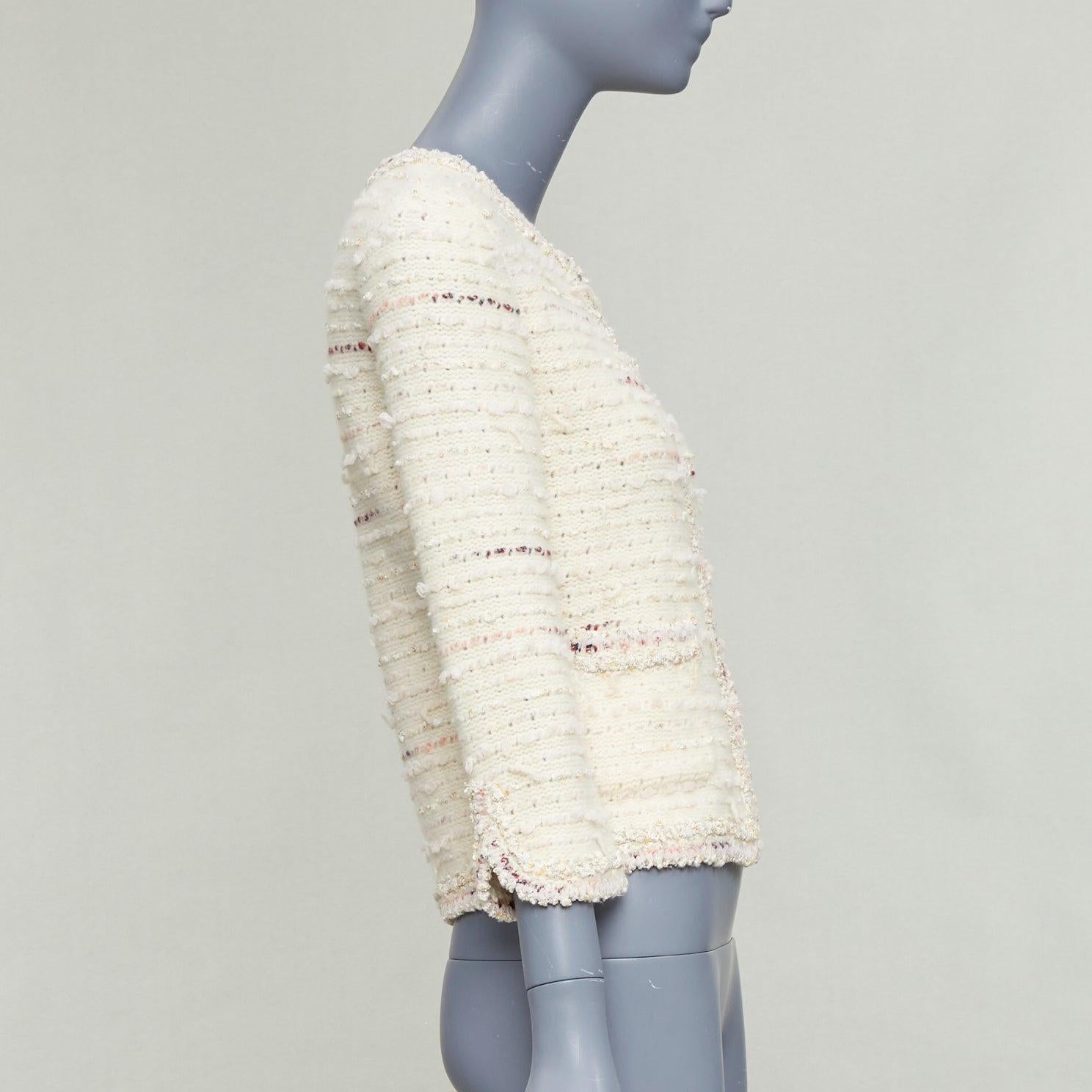 Donna Chanel 05A crema rosa lana bouclè tweed bottoni oro CC cardigan FR38 M. in vendita