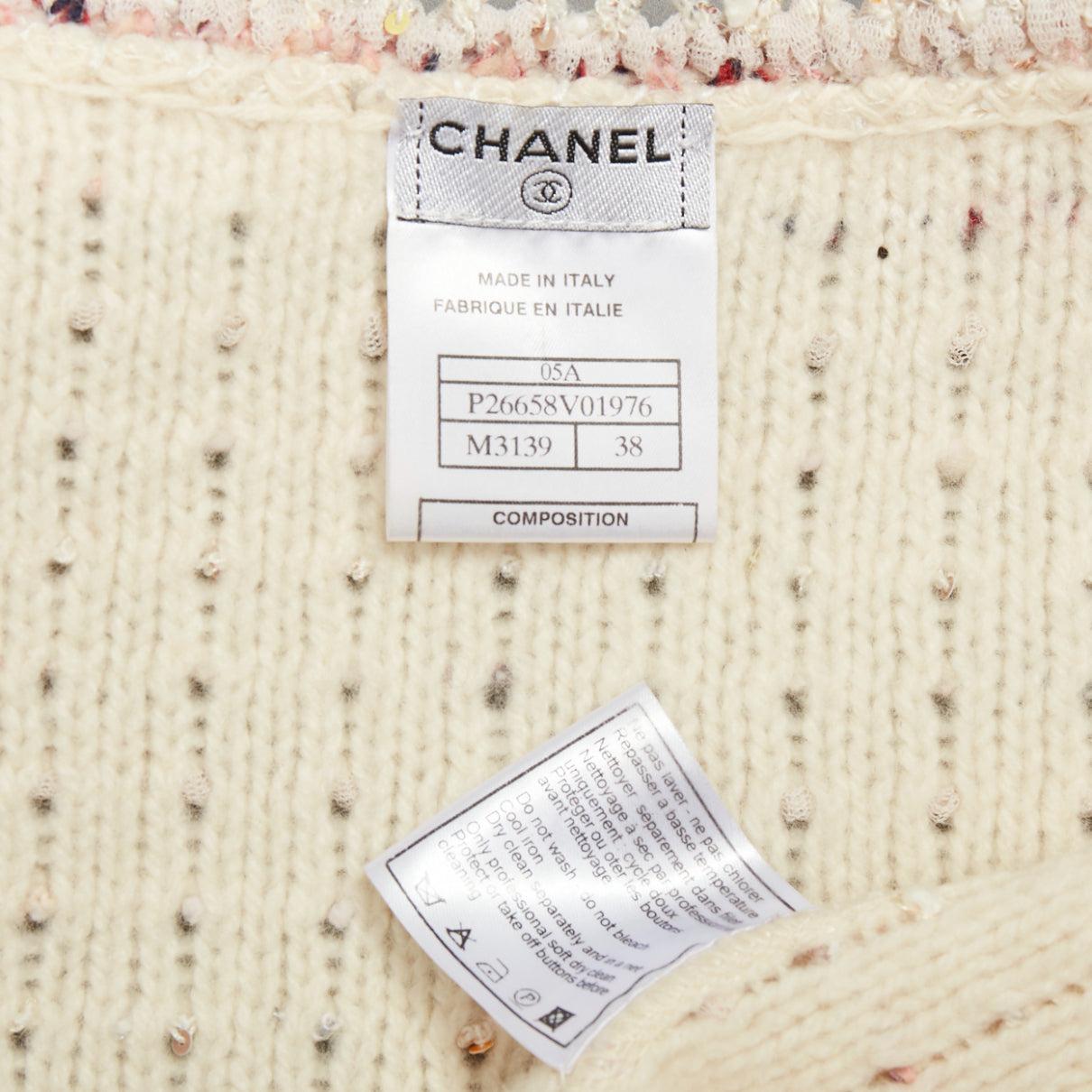Chanel 05A crema rosa lana bouclè tweed bottoni oro CC cardigan FR38 M. in vendita 4