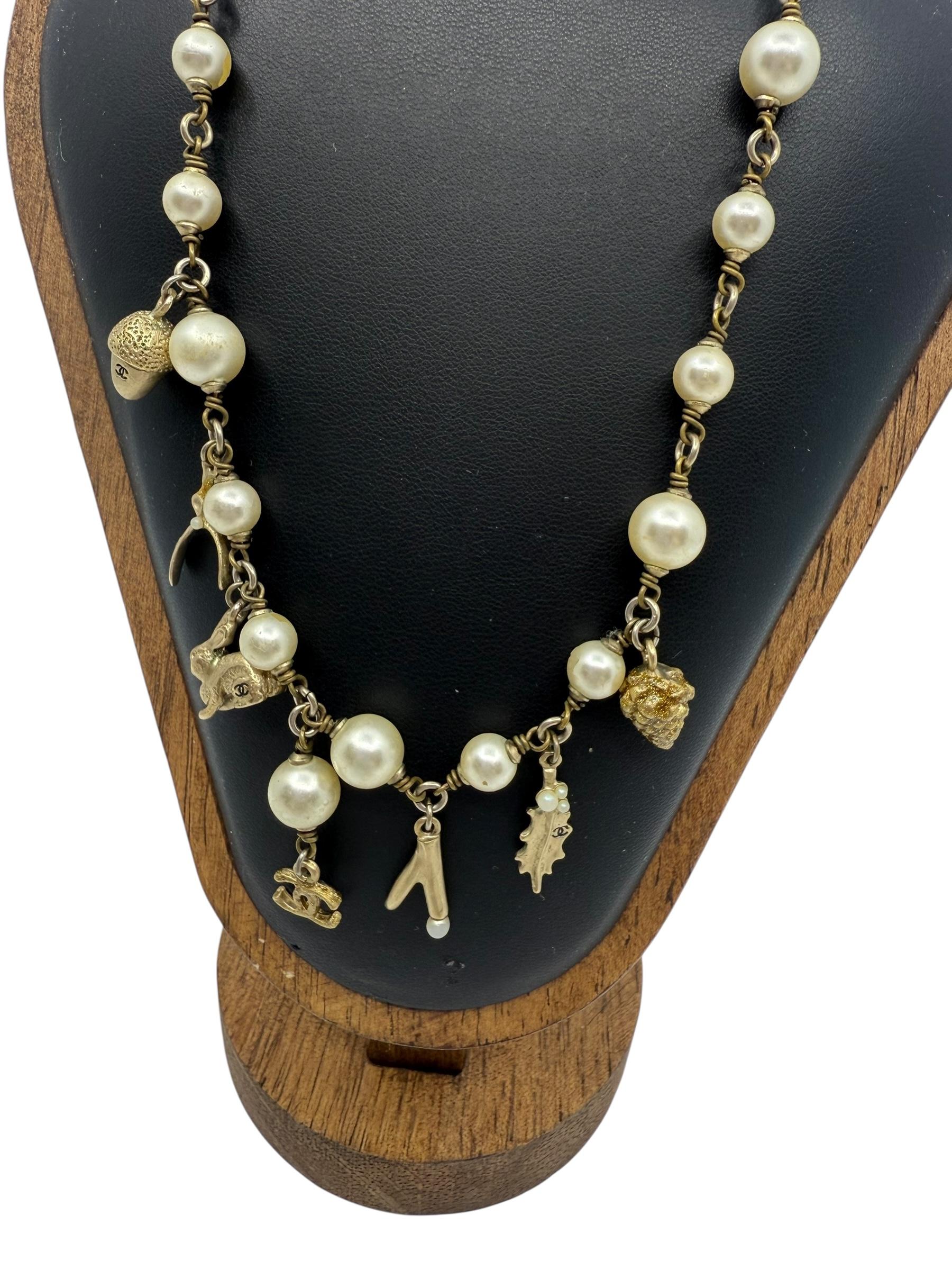 CHANEL 05A Collier de perles à breloques avec lapin et motifs iconiques - Made in Italy

Ce collier à breloques fantaisiste et rare de Chanel, issu de la collection automne 2005 (05A), présente une série de symboles enchanteurs, dont un lapin, un