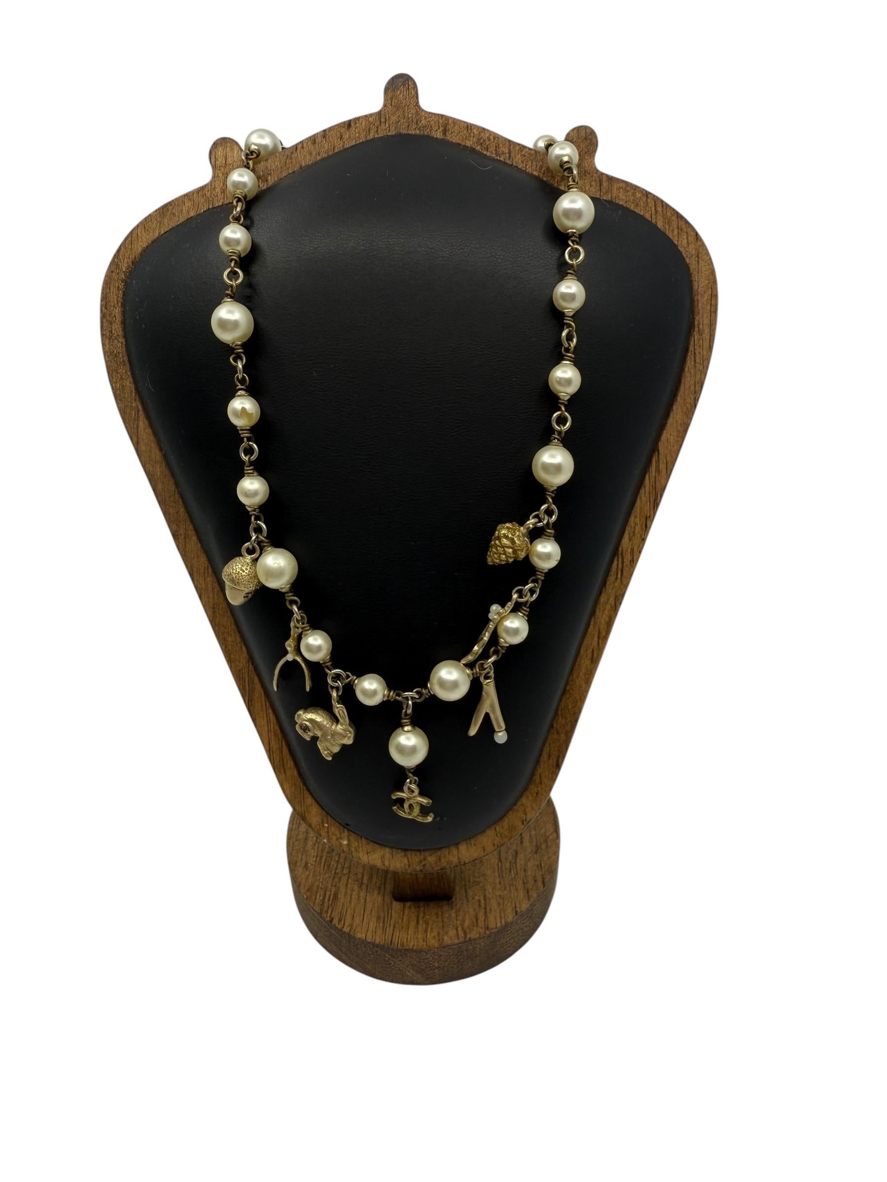 CHANEL 05A Collier de perles à breloques avec lapin et motifs iconiques Bon état - En vente à Rowland Heights, CA