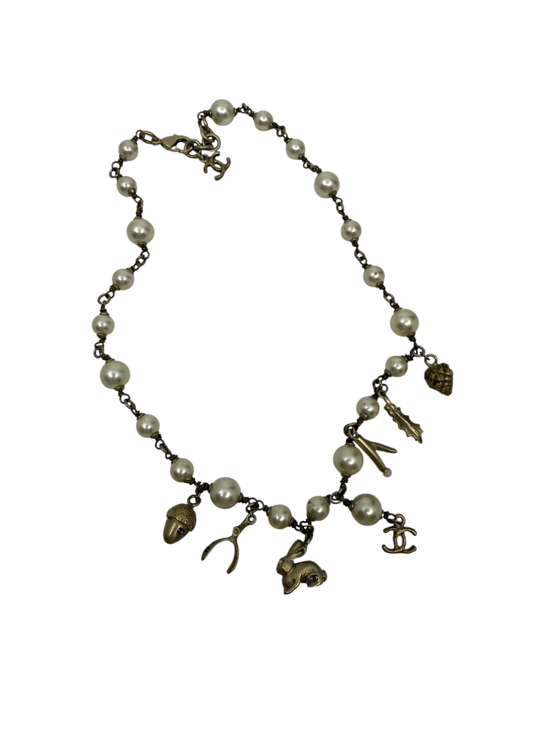 CHANEL 05A Collier de perles à breloques avec lapin et motifs iconiques Pour femmes en vente