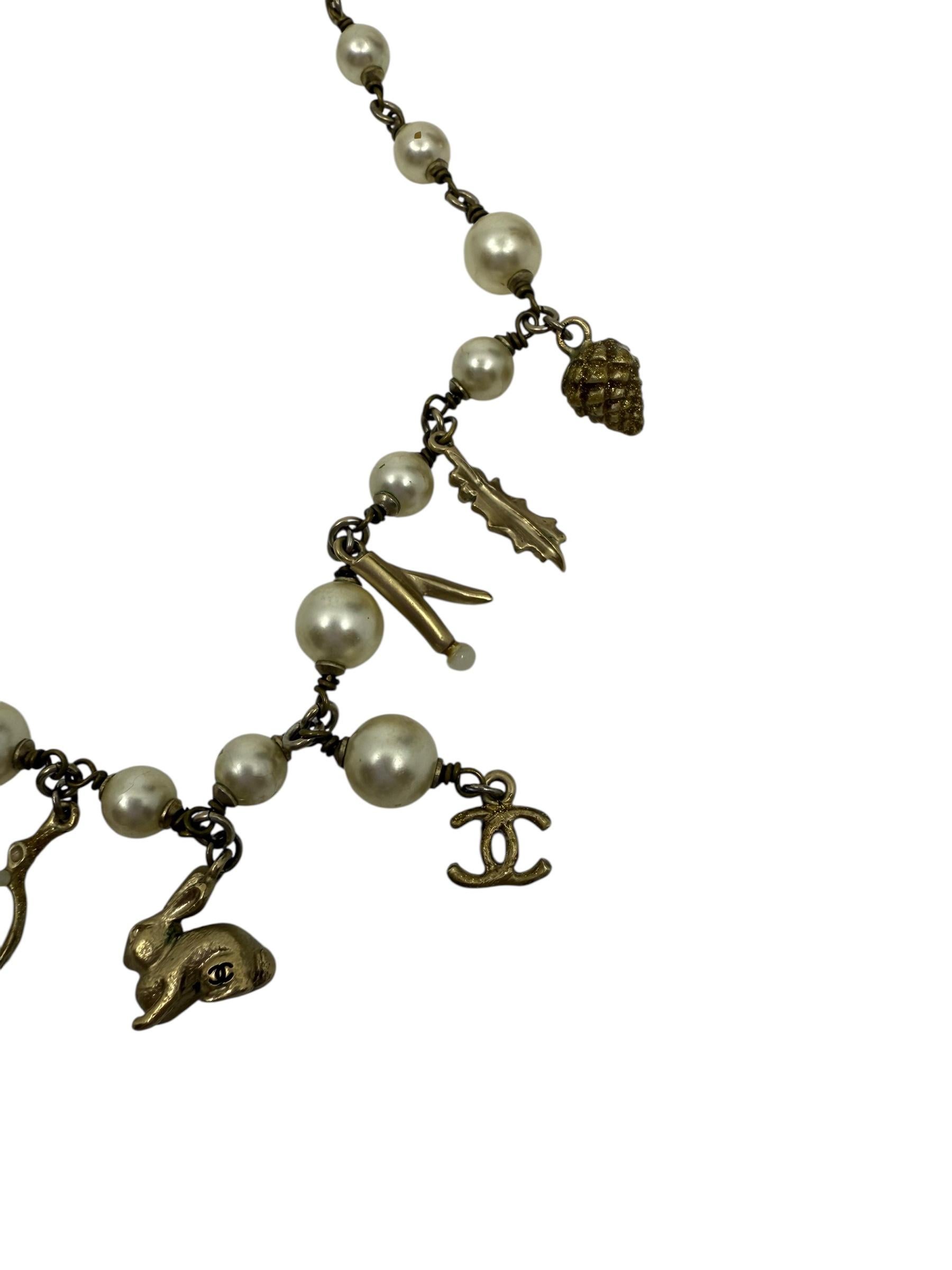 CHANEL 05A Collier de perles à breloques avec lapin et motifs iconiques en vente 1