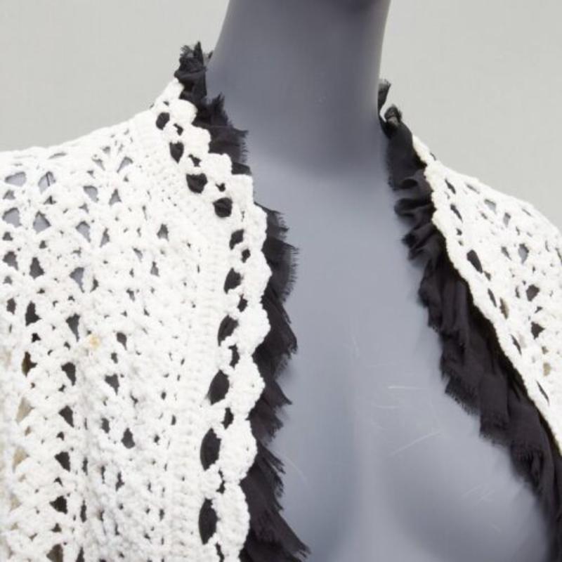 Chanel 05P Runway crema in maglia all'uncinetto con finiture in seta nera, cappotto cardigan FR38 M
Riferimento: GIYG/A00346
Marchio: Chanel
Designer: Karl Lagerfeld
Collection'S: 05P - Pista
Materiale: Poliammide, misto
Colore: Crema, Nero
Modello: