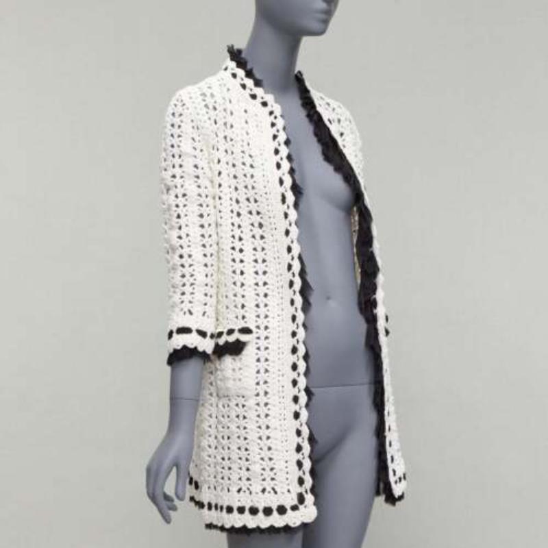 Nero Chanel 05P Runway crema in maglia all'uncinetto con finiture in seta nera, cappotto cardigan FR38 M in vendita