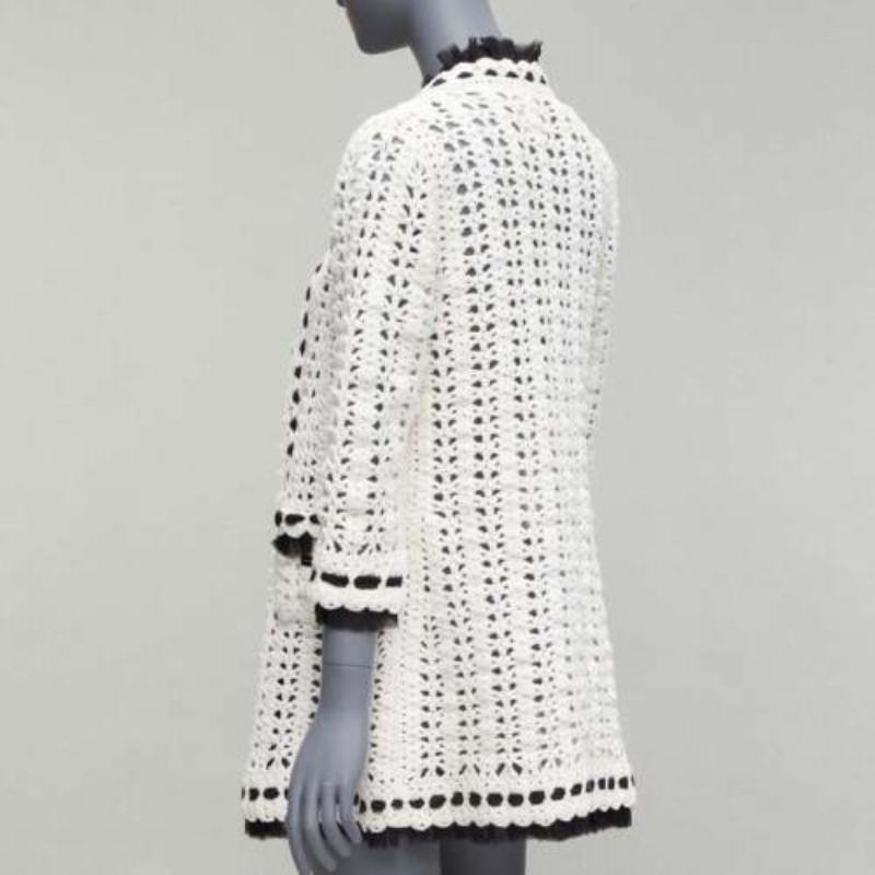 Chanel 05P Runway crema in maglia all'uncinetto con finiture in seta nera, cappotto cardigan FR38 M in vendita 1