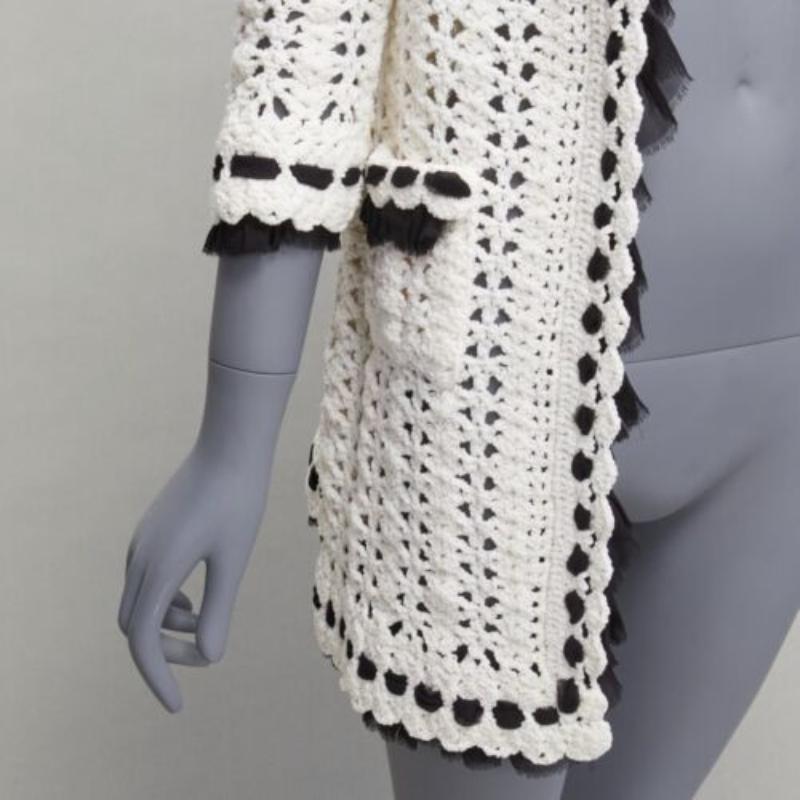 Chanel 05P Runway crema in maglia all'uncinetto con finiture in seta nera, cappotto cardigan FR38 M in vendita 2