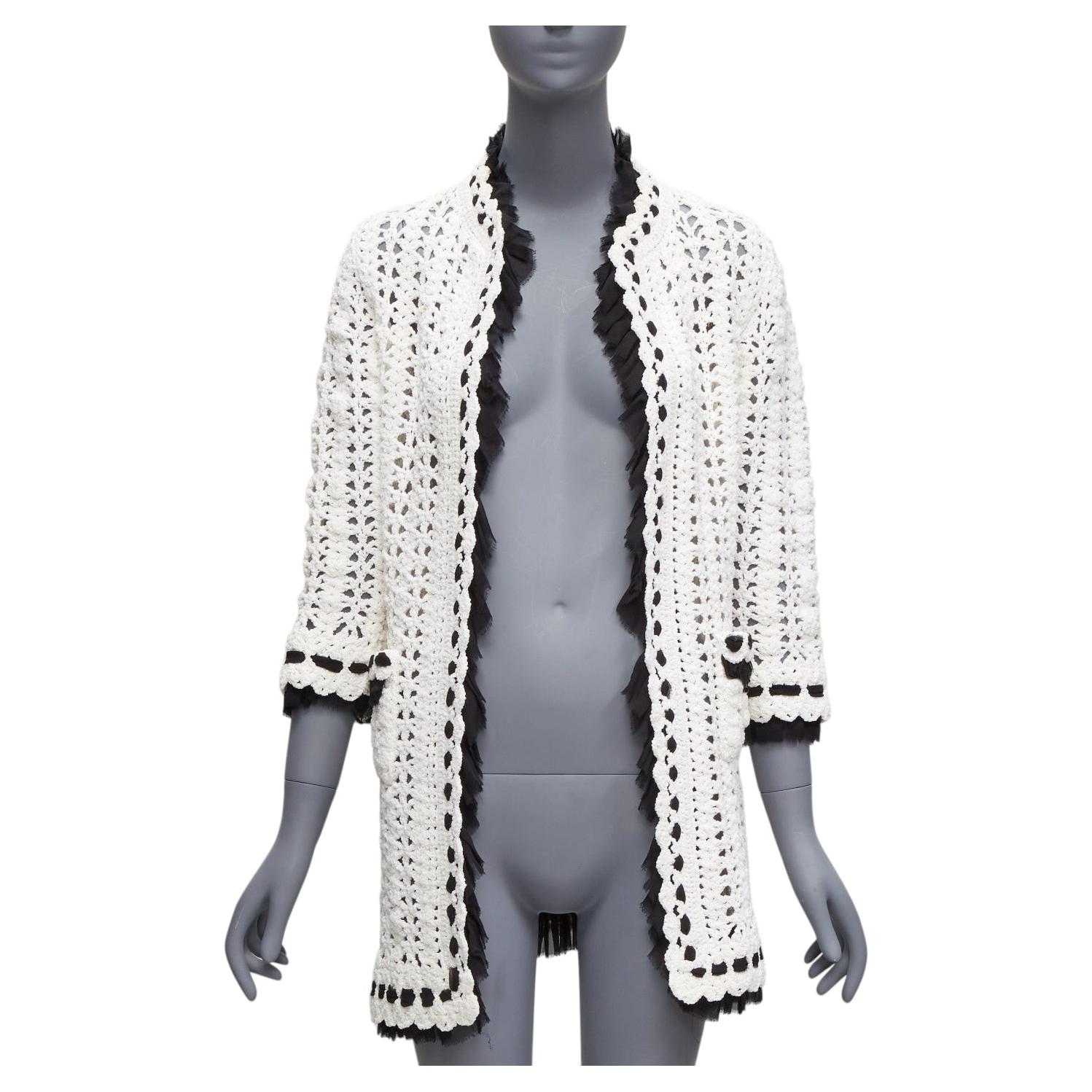 CHANEL 05P Runway cremefarbener Häkelstrick mit schwarzem Seidenbesatz Strickmantel FR38 M